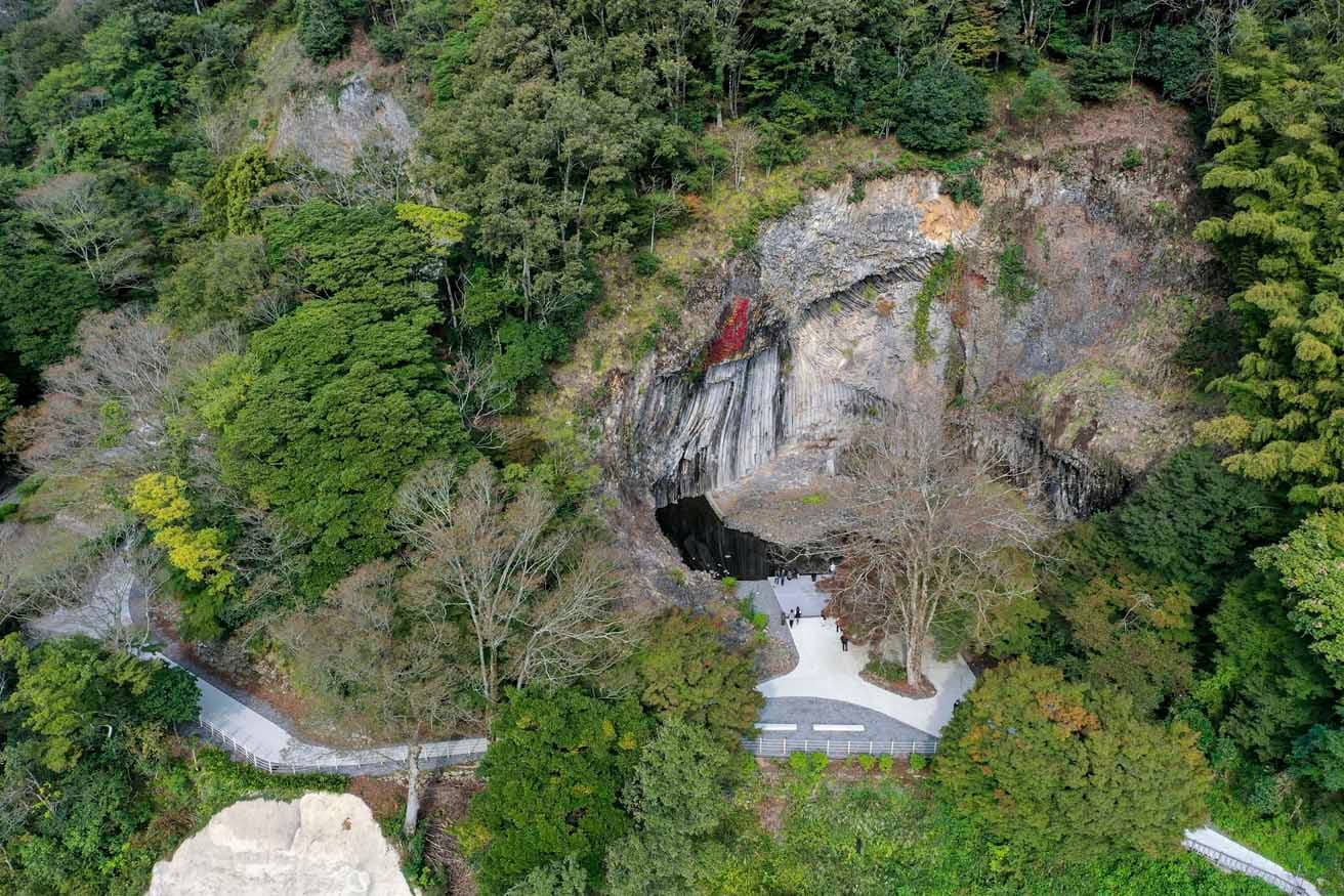 国の天然記念物〈玄武洞〉を擁する〈玄武洞公園〉を上から見たところ。城崎温泉の観光名所の一つで、2022年8月に〈玄武洞公園〉の基本設計・全体監修を二俣公一率いるケース・リアルが担当して生まれ変わった。