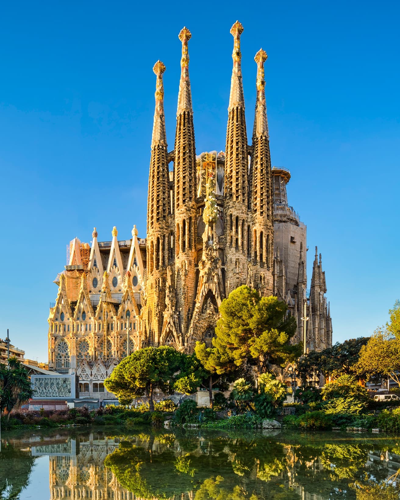 アントニ・ガウディの未完の傑作〈サグラダ・ファミリア聖堂〉。 写真:mauritius images/アフロ