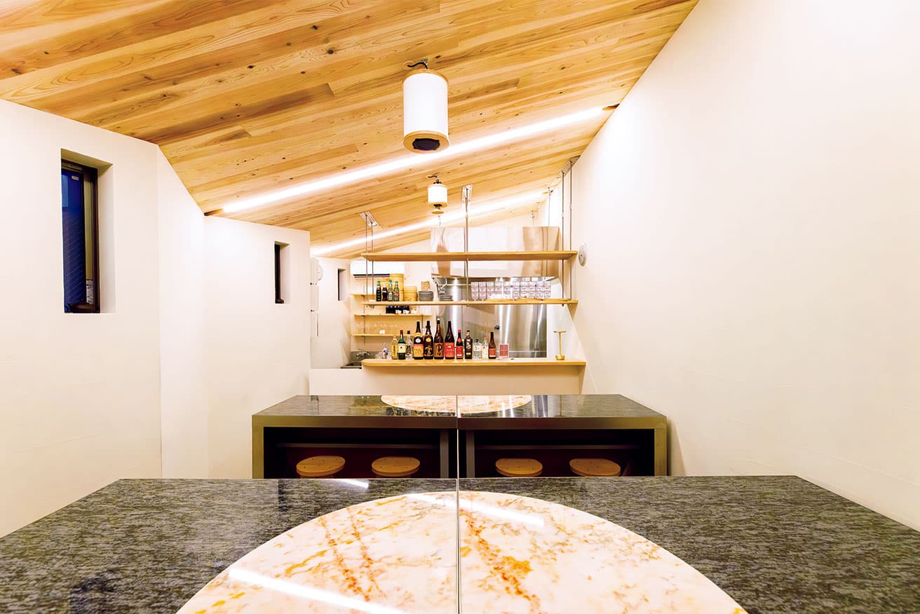 オープンは2025年10月4日。1階はカウンター、2階はテーブル、3階にはテラスも。密友合同会社の代表・守屋直記が運営。