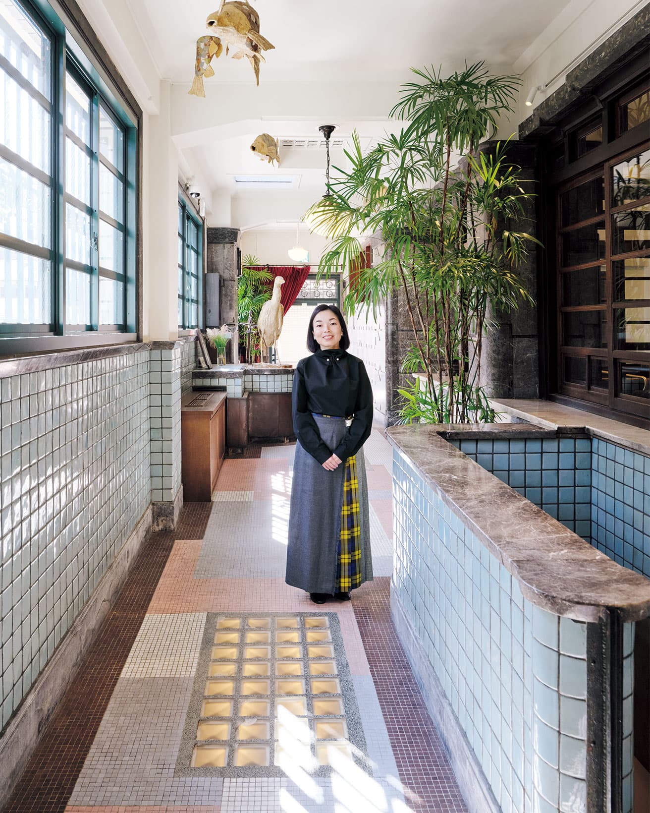 エントランスのタイル、大理石の壁、照明などは竣工当時のもの。倉庫に眠っていたという当時の台帳で作られたサギ像がお出迎え。