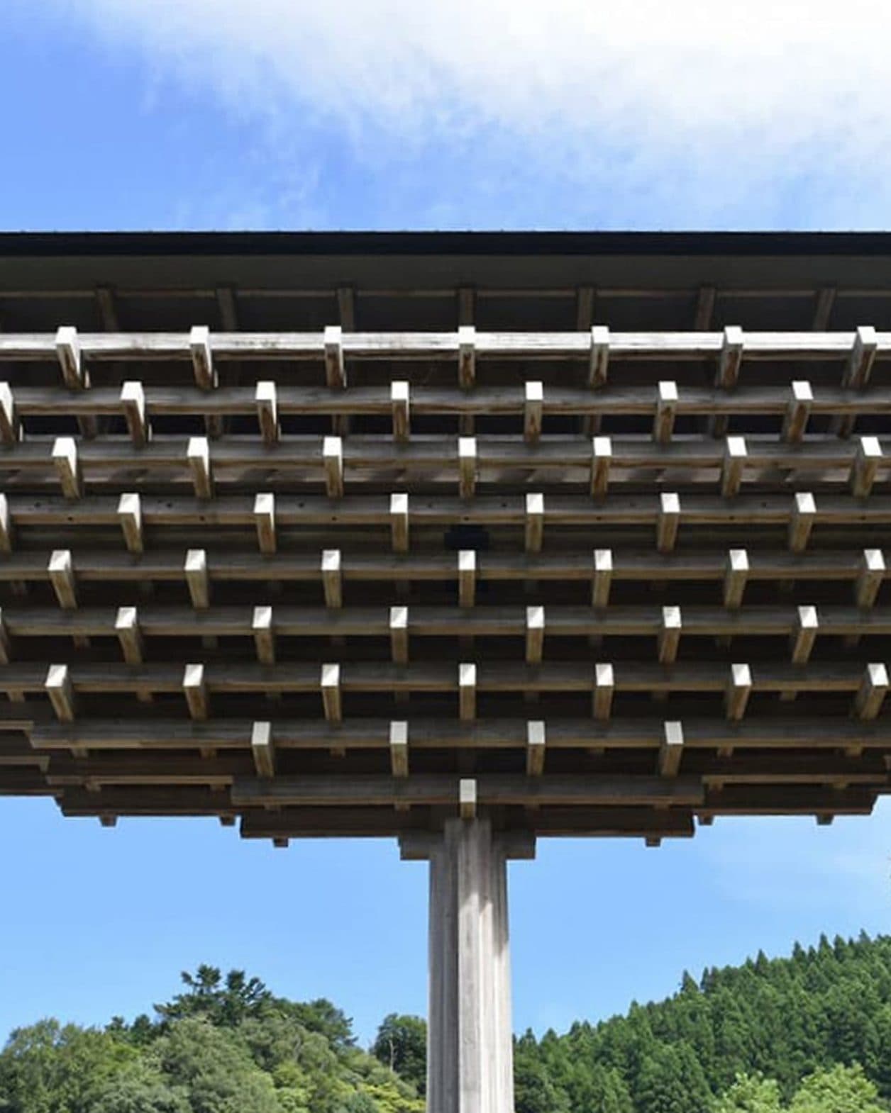 隈研吾設計、高知・檮原の〈木橋ミュージアム〉(通称:雲の上のギャラリー)が参考にした、日本の“ある橋”とは?