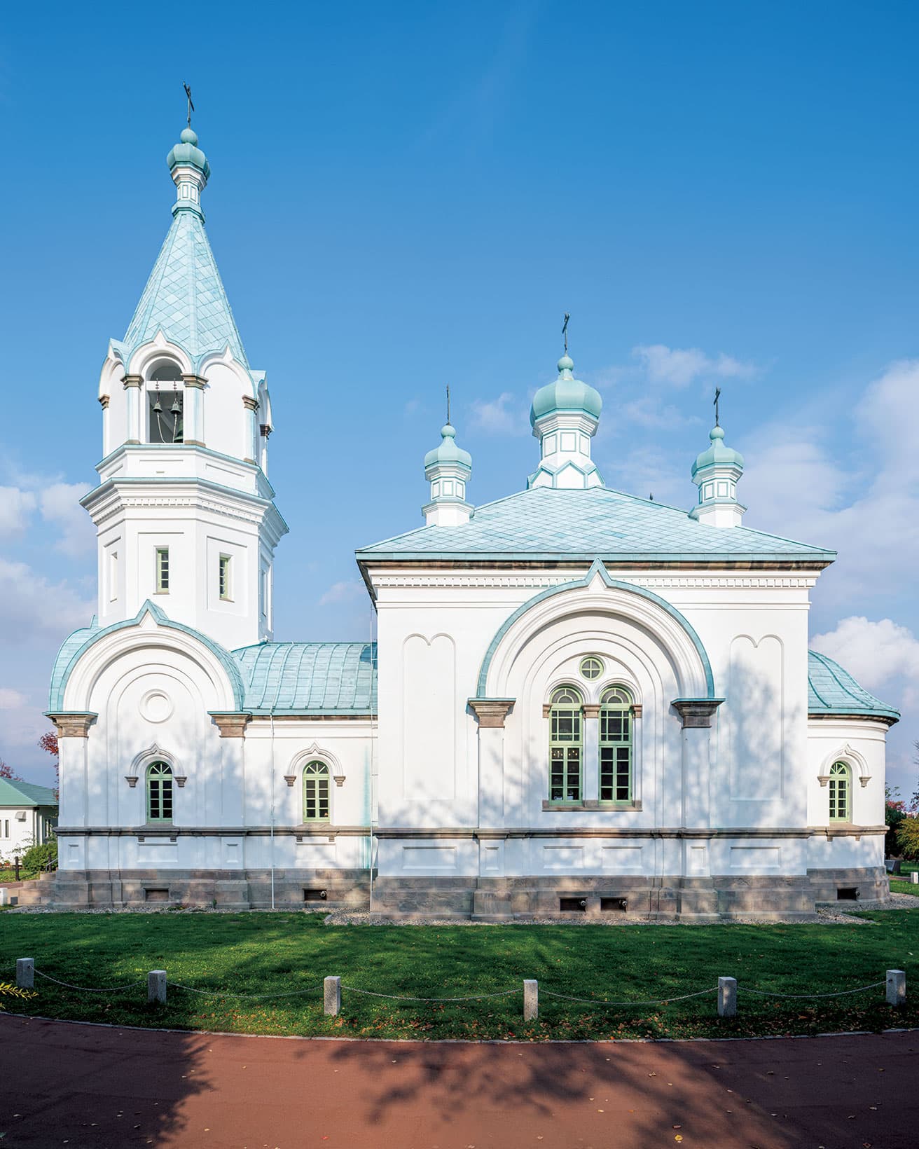 ロシア・ビザンティン様式を基本とする外観。白い漆喰の壁と鐘楼、銅板の緑青がふいた屋根に据えた十字架などが特徴。正教会聖堂の代表的建築とされる。