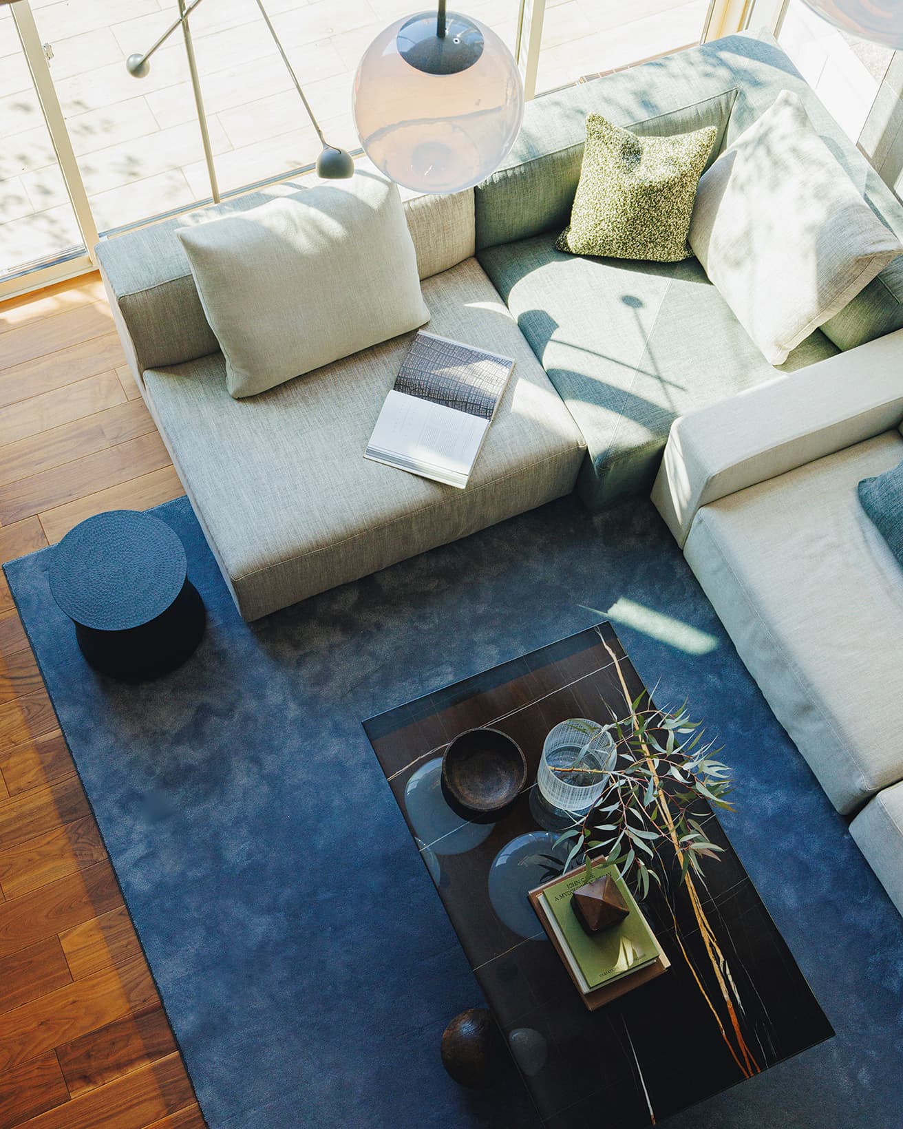 太陽の傾きと共に自然光の入り方が変化。