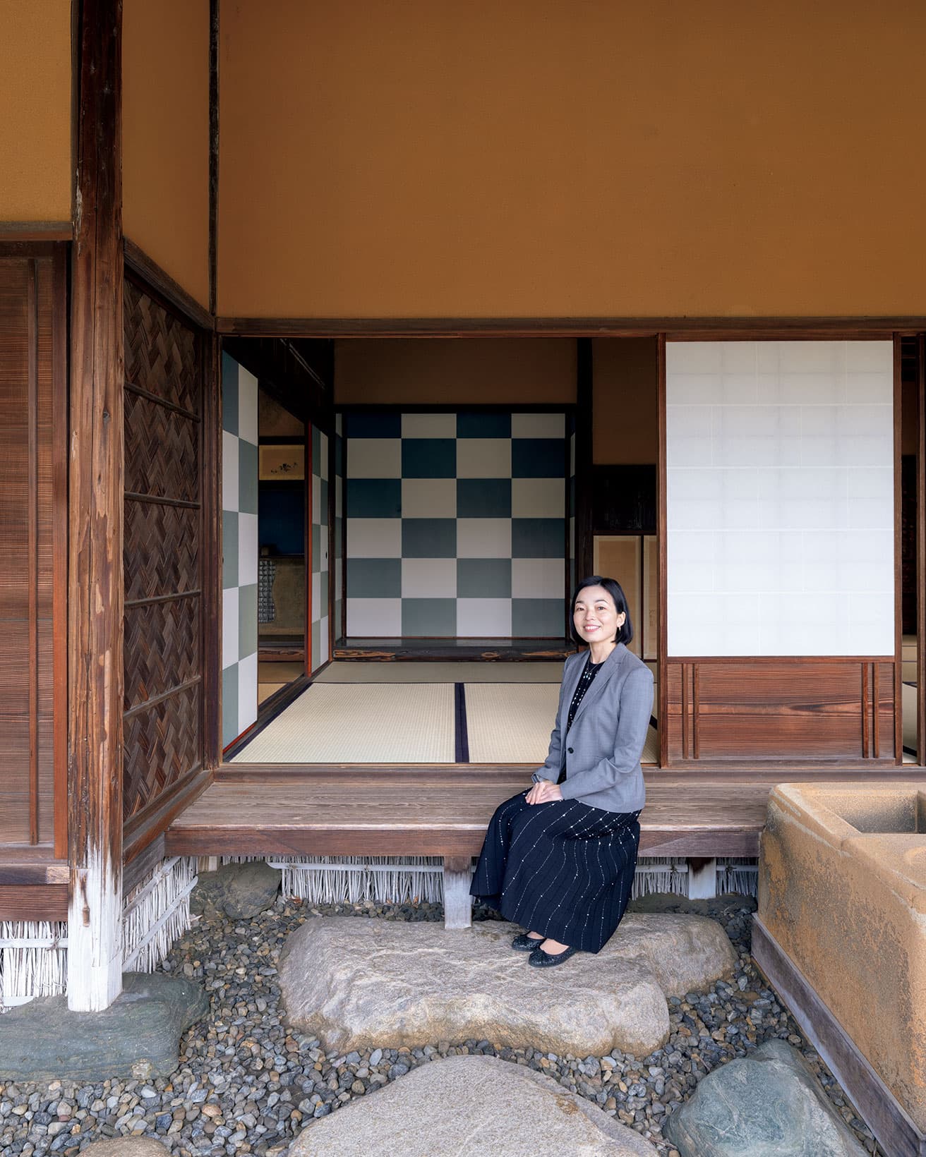松琴亭 冬の茶室として知られ、桂離宮で最も格の高い茅葺き入母屋造りの茶亭。北側土廂には竈構えがある。なんといっても特徴的な意匠は一の間の床や襖に見られる、青と白の市松(石畳)模様。大胆で斬新なデザインで名高い。