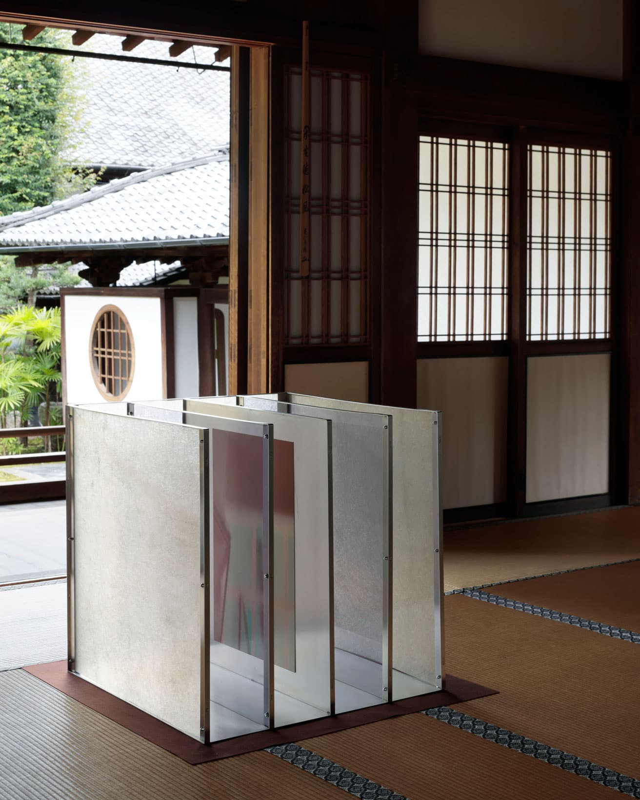 本展示には複数の空間があり、「共感覚の瞑想」と名付けられたこの空間には、聴覚・嗅覚・触覚・視覚・共感覚を喚起する5つの彫刻的インスタレーションが設置される。