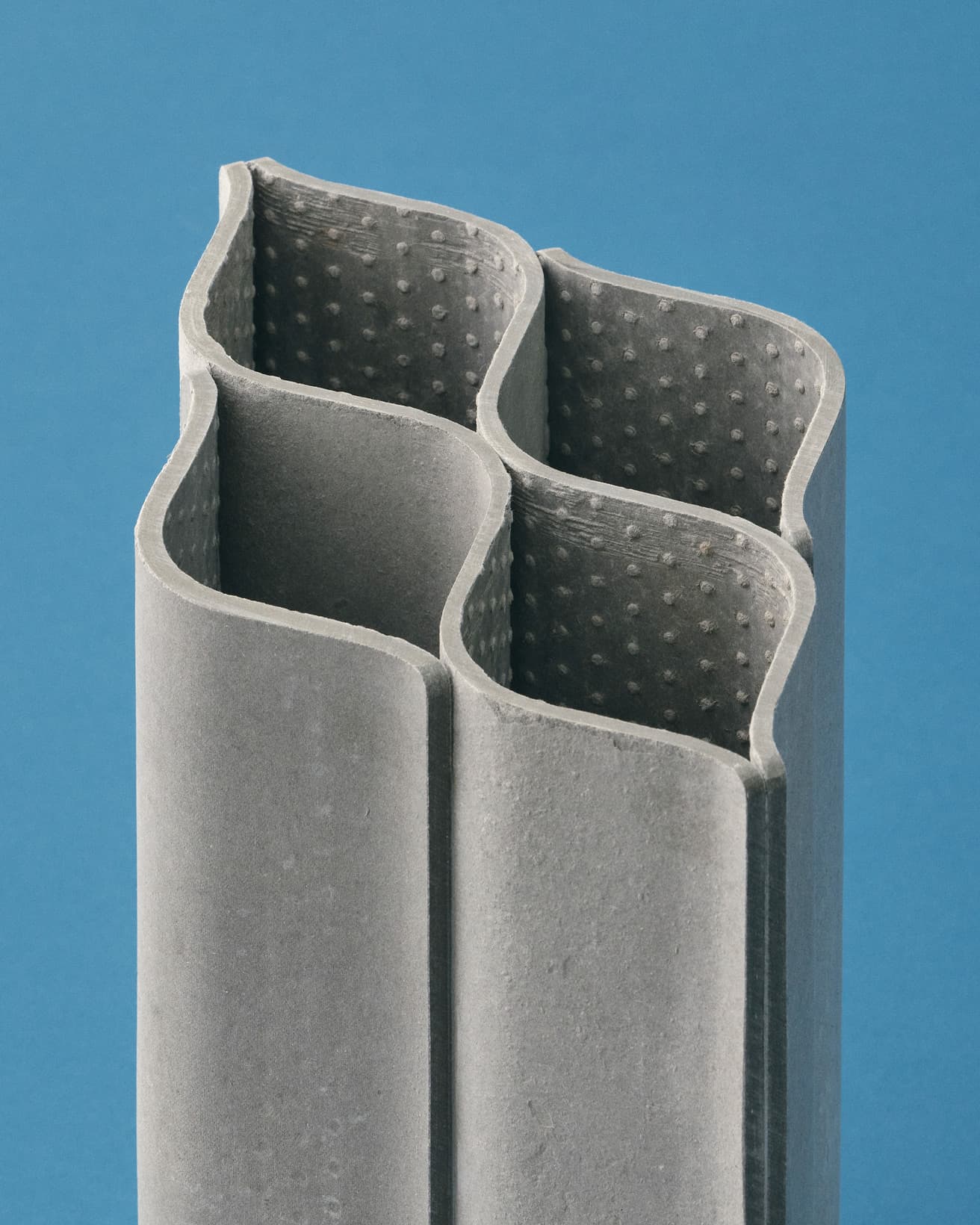 波板スレートを4枚重ねてできた4つのスペースに傘を入れて。