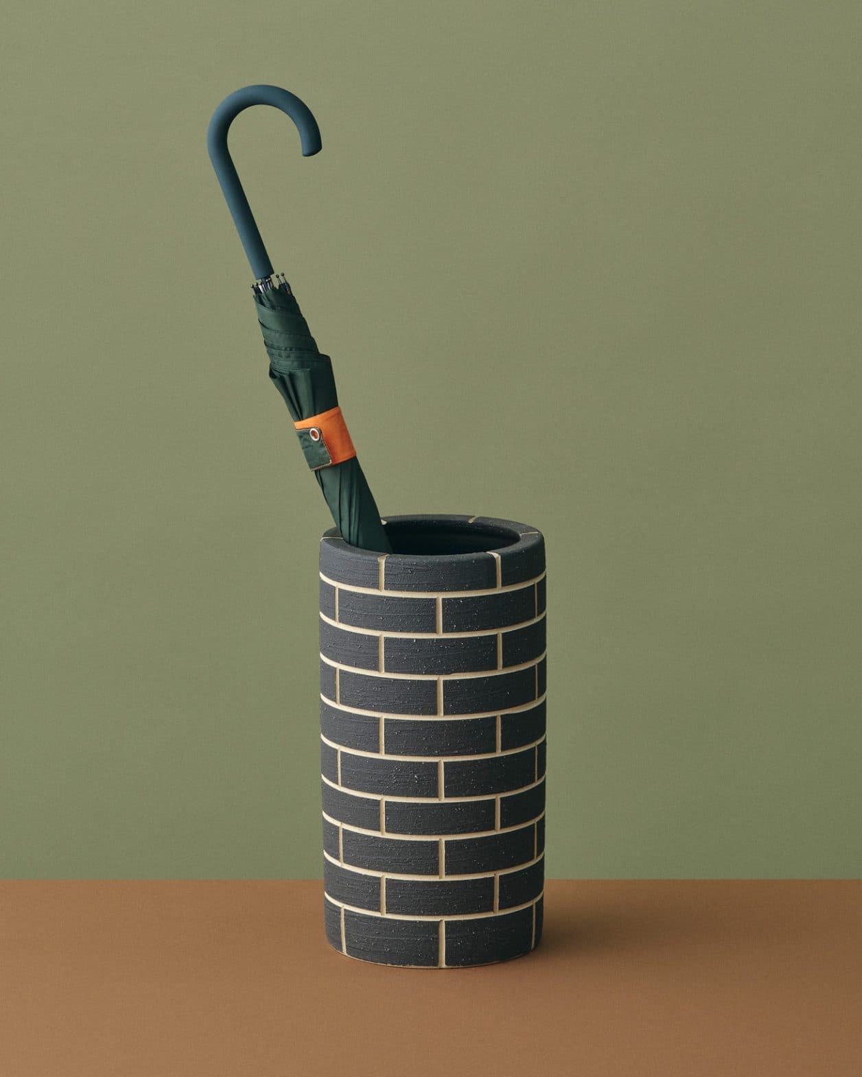 信楽焼の傘立て。素焼きレンガのようなデザインが、モダンなインテリアにもマッチ。