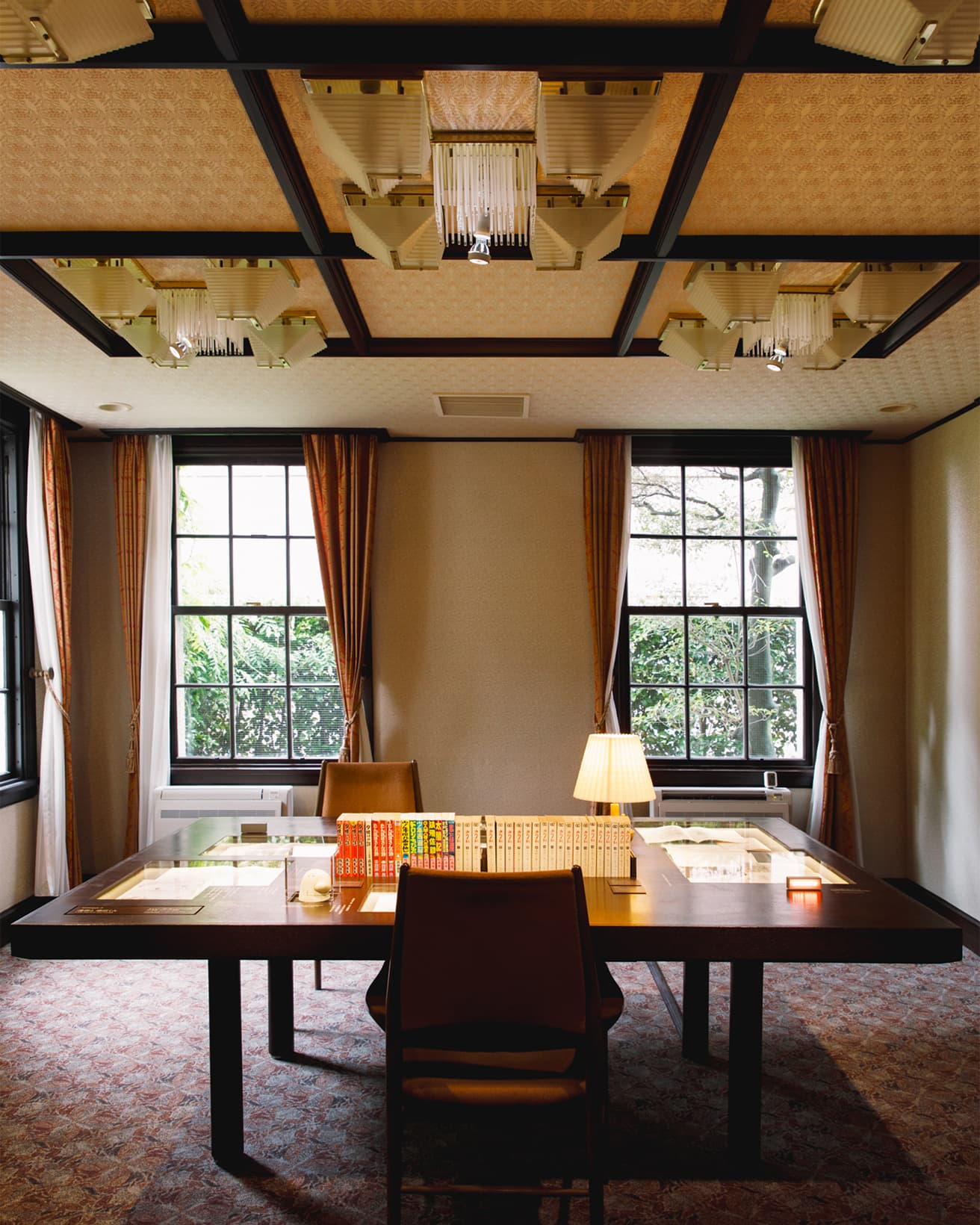 展示室に入って左側の机。既存の机の上から造作のカバーを被せている。