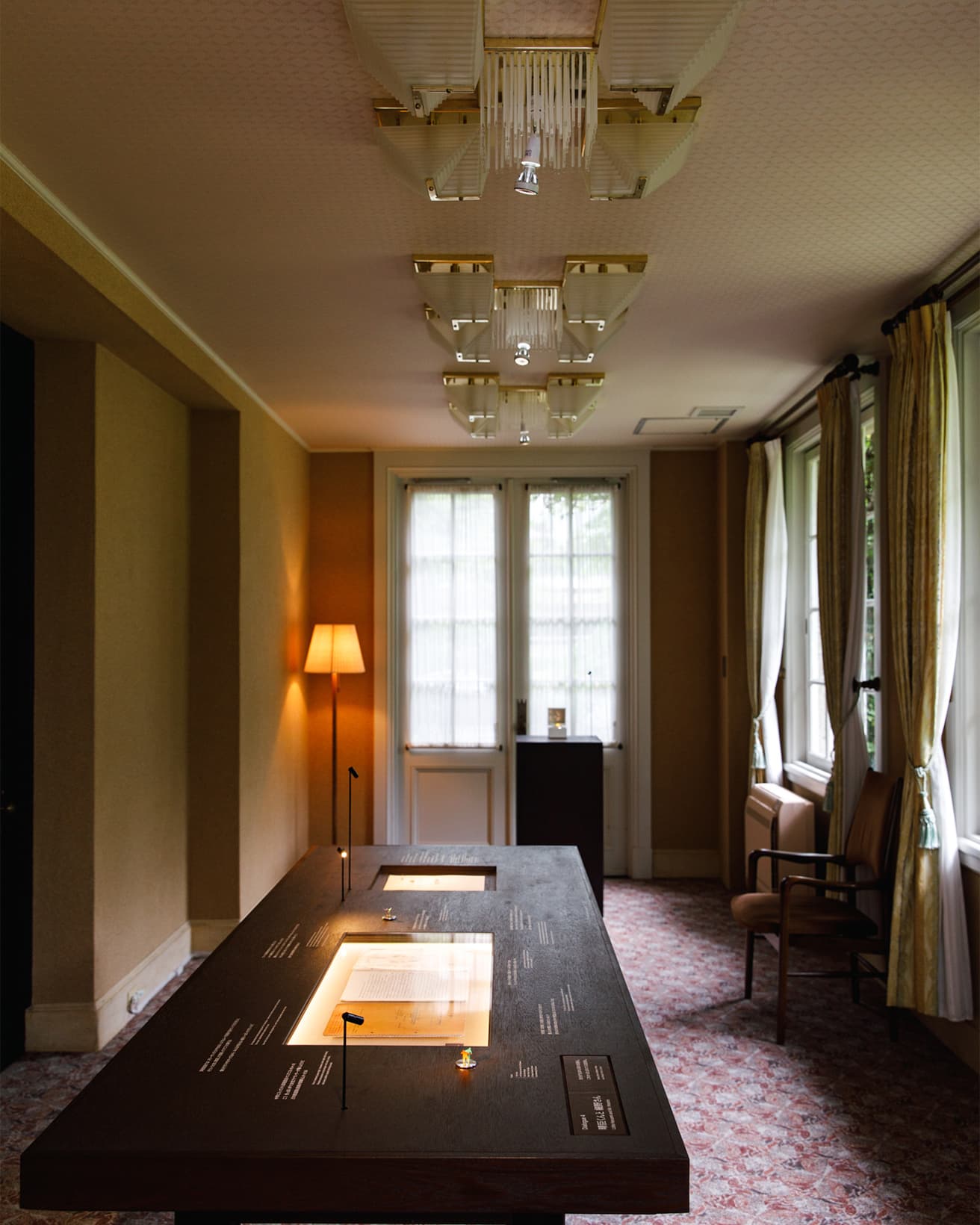 展示室の最奥は「晴臣くんと 細野さん」と題されたスペース。こちらは、〈ライフスナイダー館〉にもとからあった机を模した完全な造作。