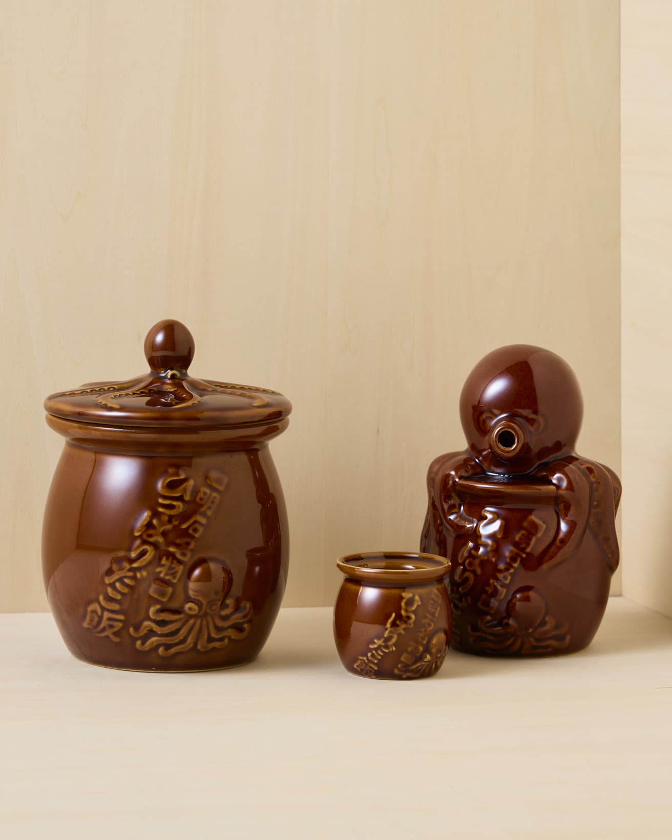 お酒はたこの口からトクトクと。使うたびに笑顔がこぼれる、遊び心あふれるデザイン。お猪口にもしっかりとロゴが入っている。この絵面、たまらない。