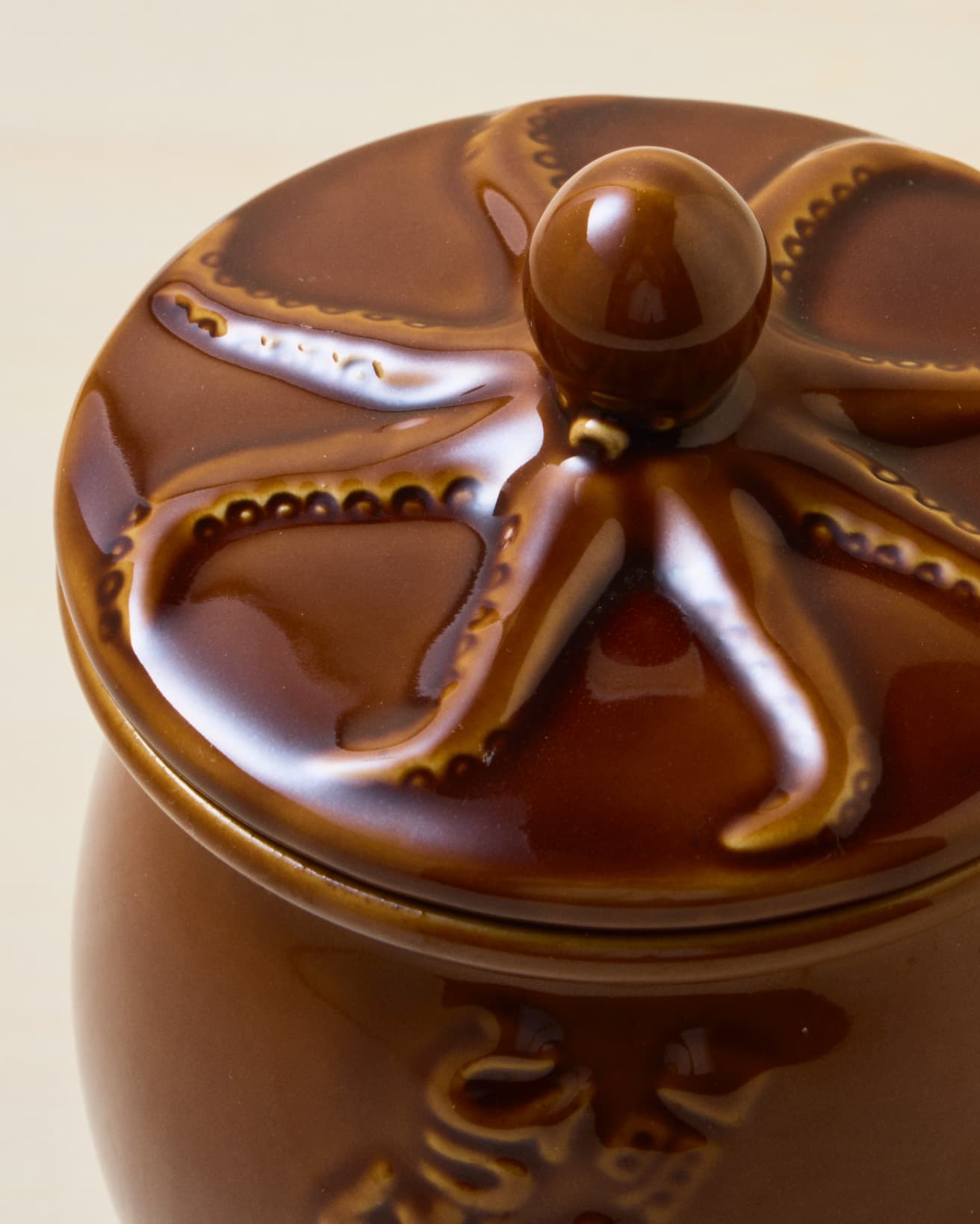 たこの頭が持ち手に。蓋があるだけで、保存容器やディスプレイ小物としての幅が一気に広がる。