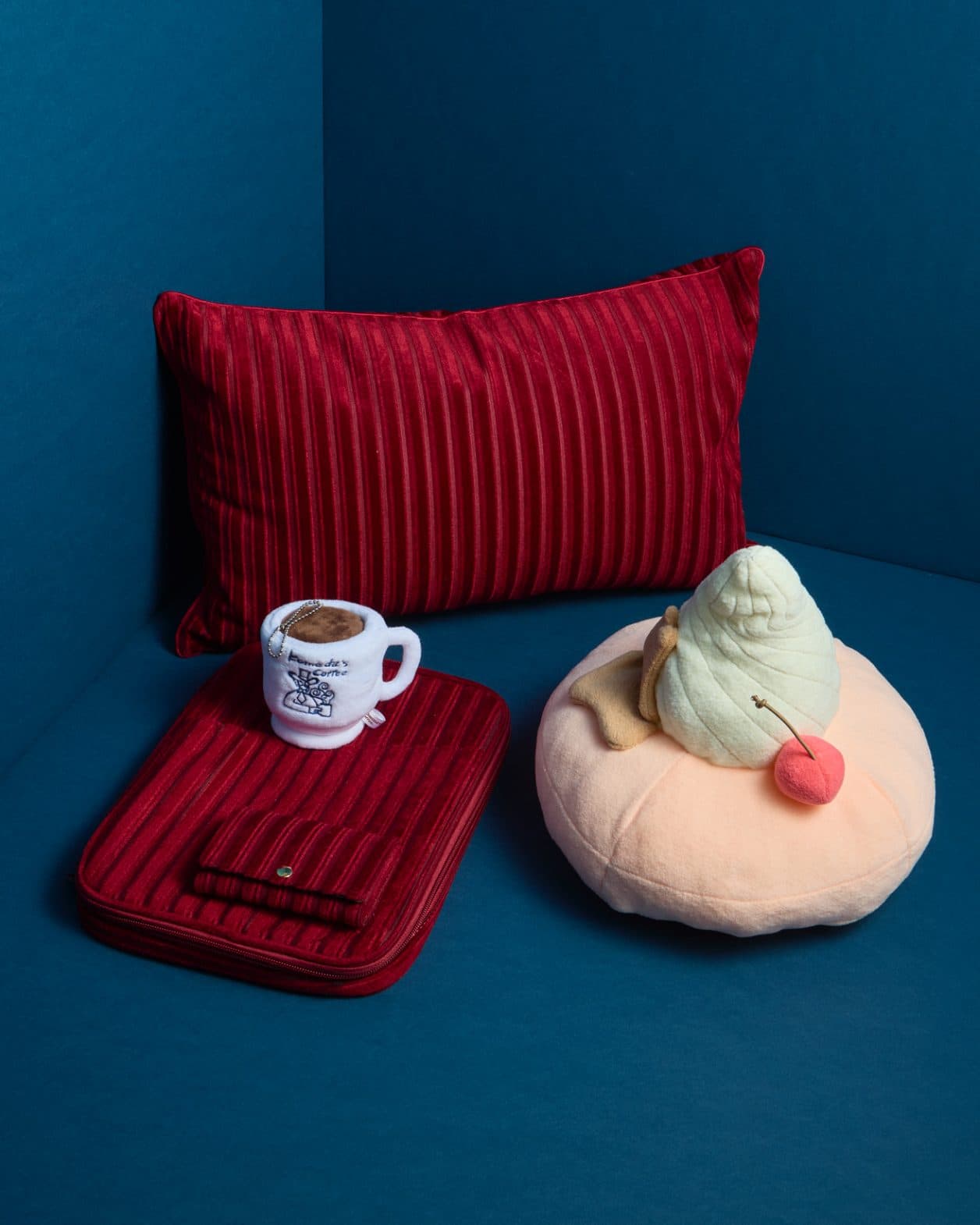 〈コメダ珈琲店〉の人気定番メニューや赤いソファーがグッズに!?