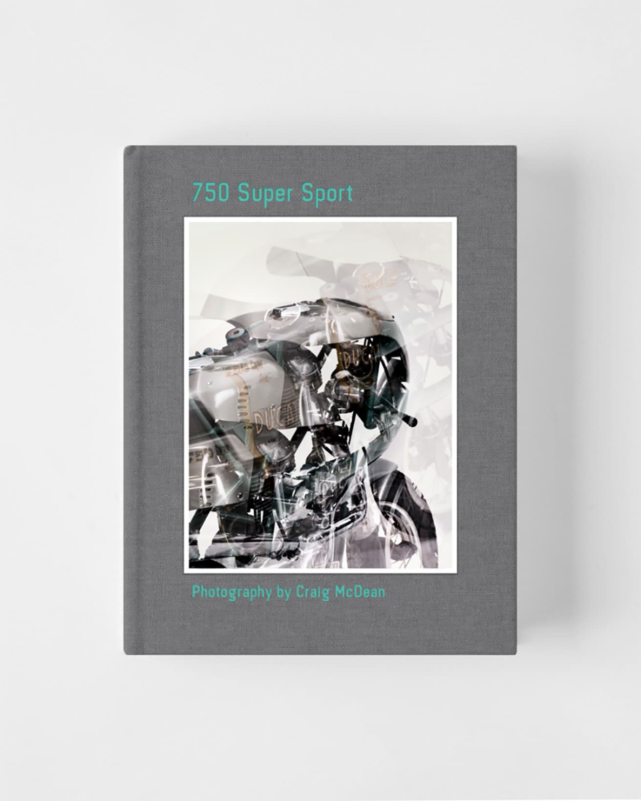 運命の異なる2台の〈Ducati 750 Super Sports〉を収めた写真集「750 SUPER SPORT」。アートディレクターはアレックス・ヴィーデリンが手がける。