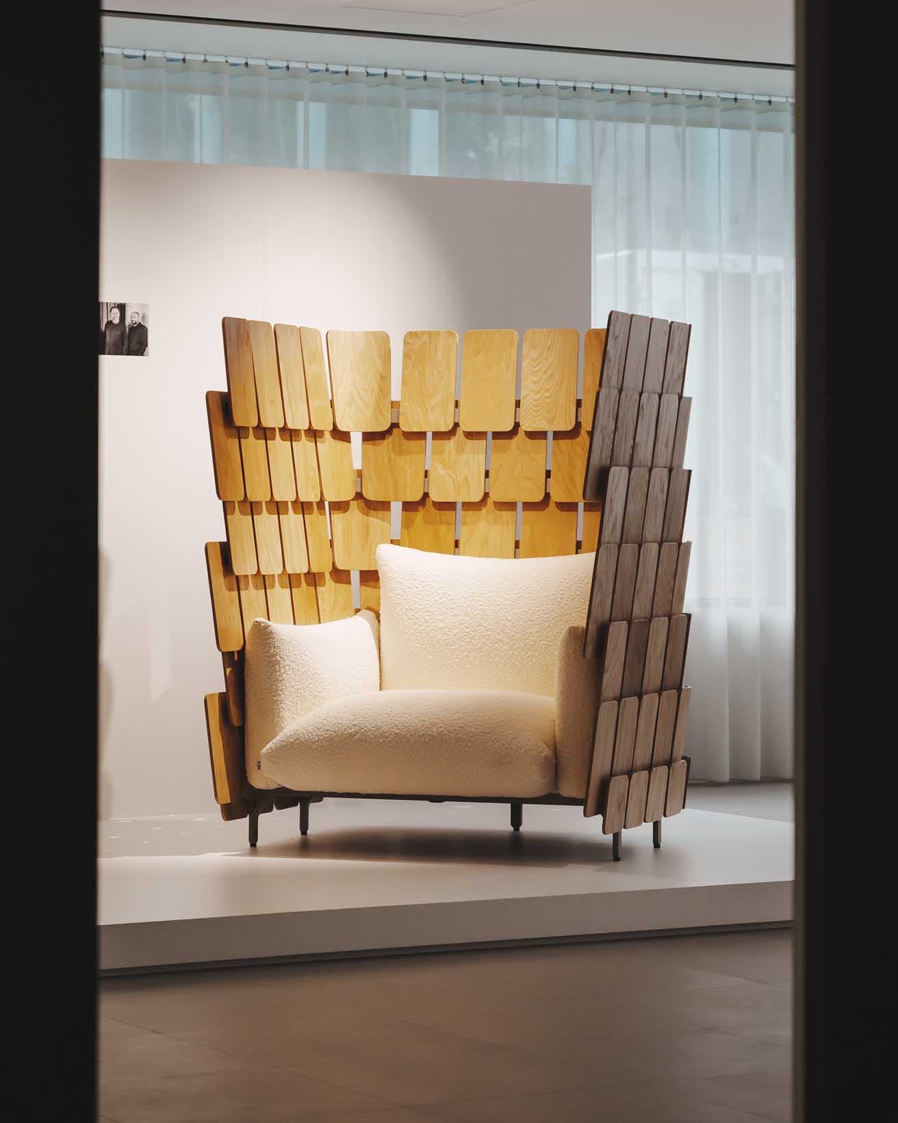 《PIGNA》とは、イタリア語で「松ぼっくり」を示す言葉。バランスよく重なるパネルが作り出す美しい構造が、開いた松かさを彷彿とさせる。