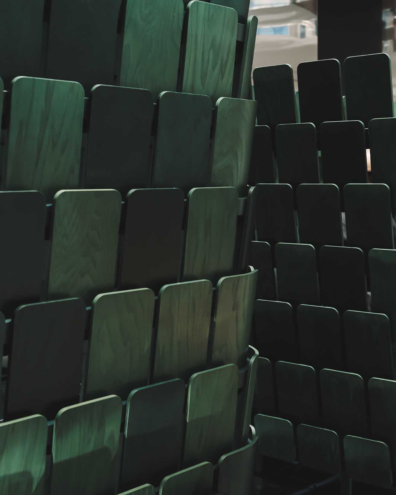 《PIGNA》は、彼らが建築や空間構成を行うために用いてきた構造材「シングルス」というパネルをはじめてプロダクトへと応用したもの。パネルの色の微細な違いが空間にゆらぎの感覚をもたらす。