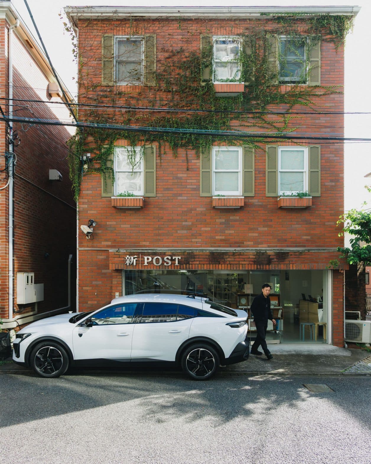 〈POST〉中島佑介と《プジョー408》で巡る、アートを日常に感じるシティドライブ。