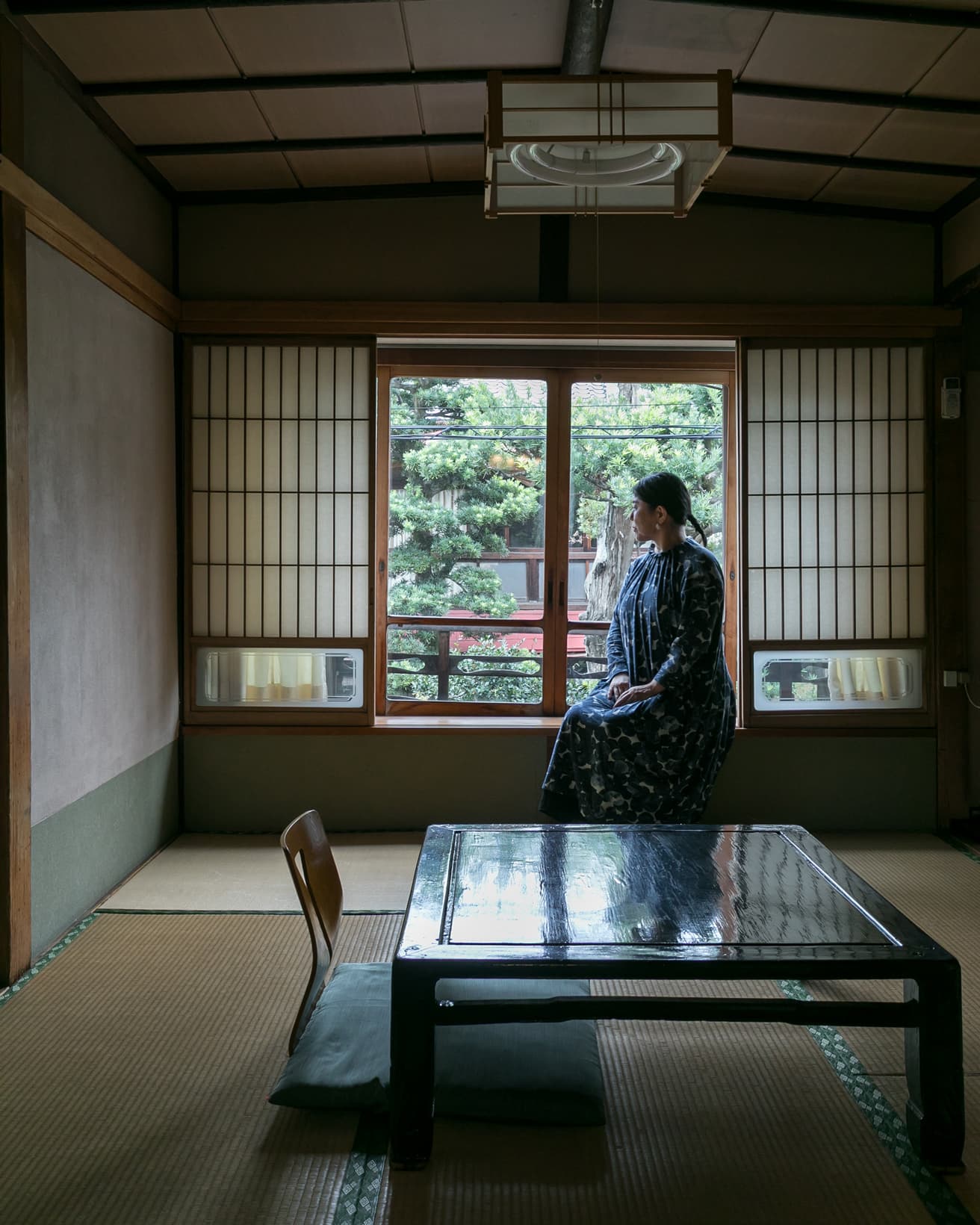 台町別館の庭と本館の看板を間近に見ることができる「紅葉」の部屋。道を挟んで向かい合う本館と台町別館は互いが借景となり趣ある風景を作り出す。