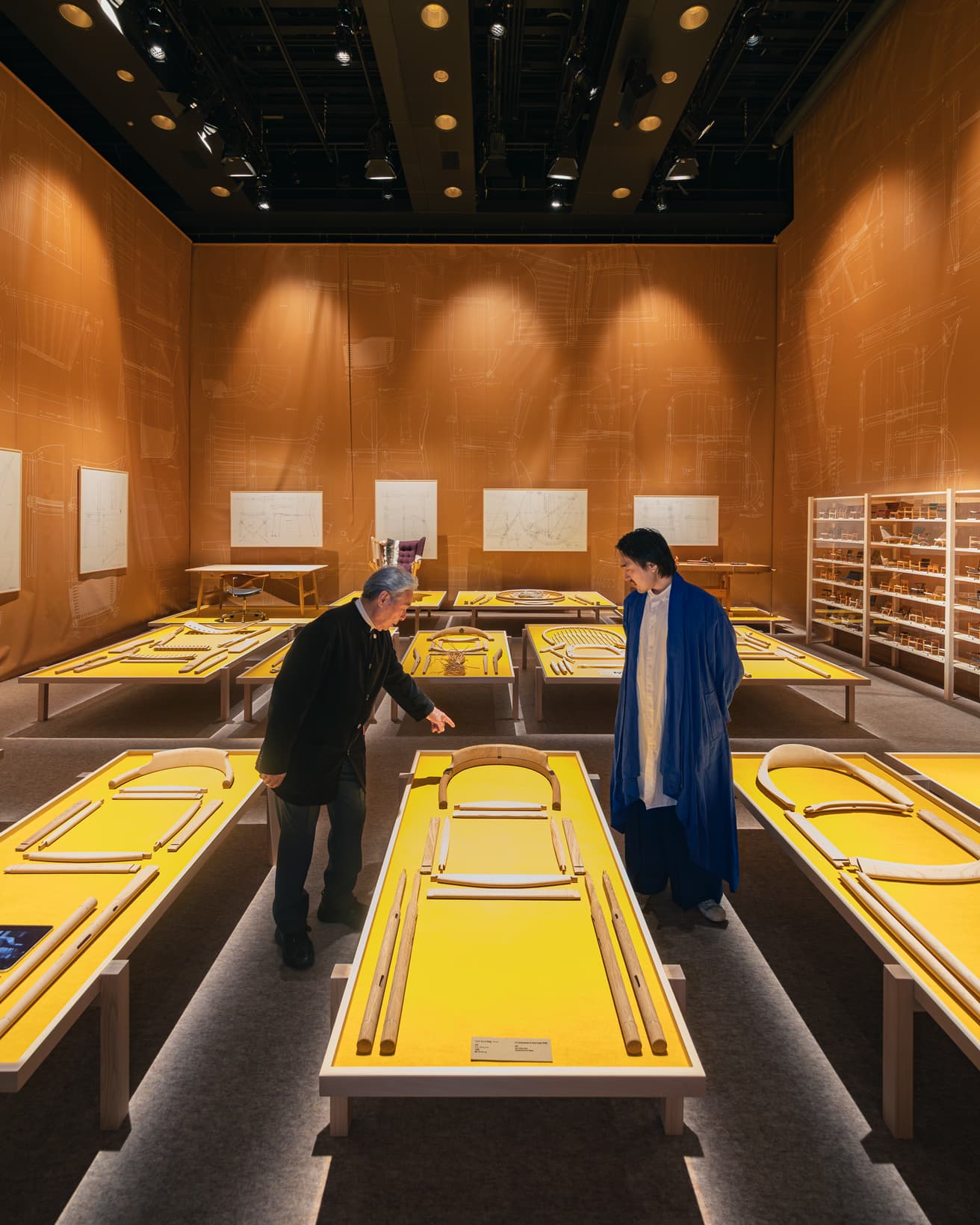 会場をともに回る織田と田根。田根は学生時代に織田の授業を受けており、当時からそのコレクションに触れていた。