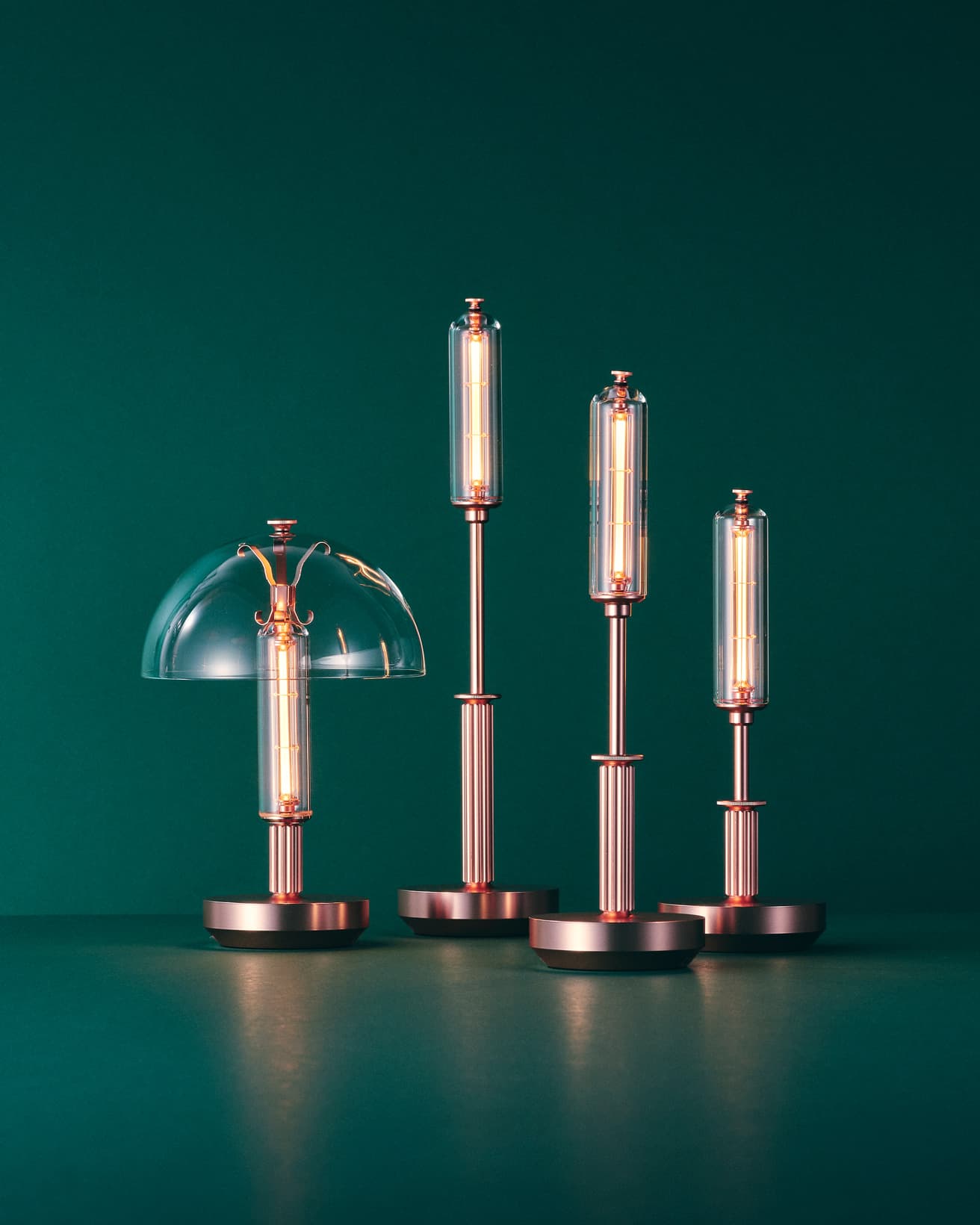 《バルカロール》 左から60=φ11.6×H17.1 48,400円。265L=φ6.8×H26.5cm、227M=φ6.8×H22.7cm、183S=φ6.8×18.3cm それぞれ39,600円。(265L、183Sは直営ギャラリー限定販売)●アンビエンテック・ギャラリー東京 TEL 03 5545 5311。