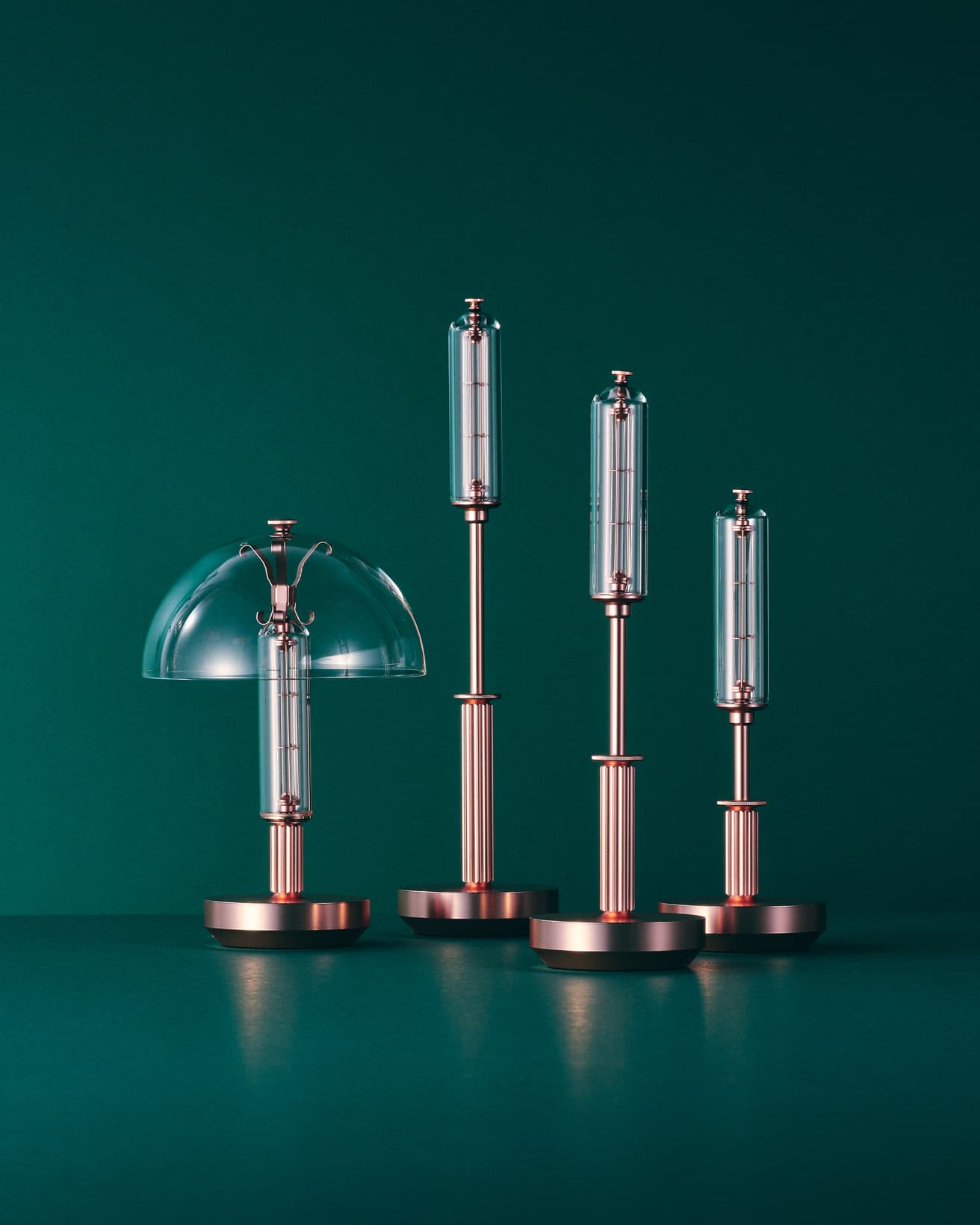 繊細なクリアガラスシェードは、光源を優しく拡散するとともに、日中は周囲の光を受けて優しく煌めく。