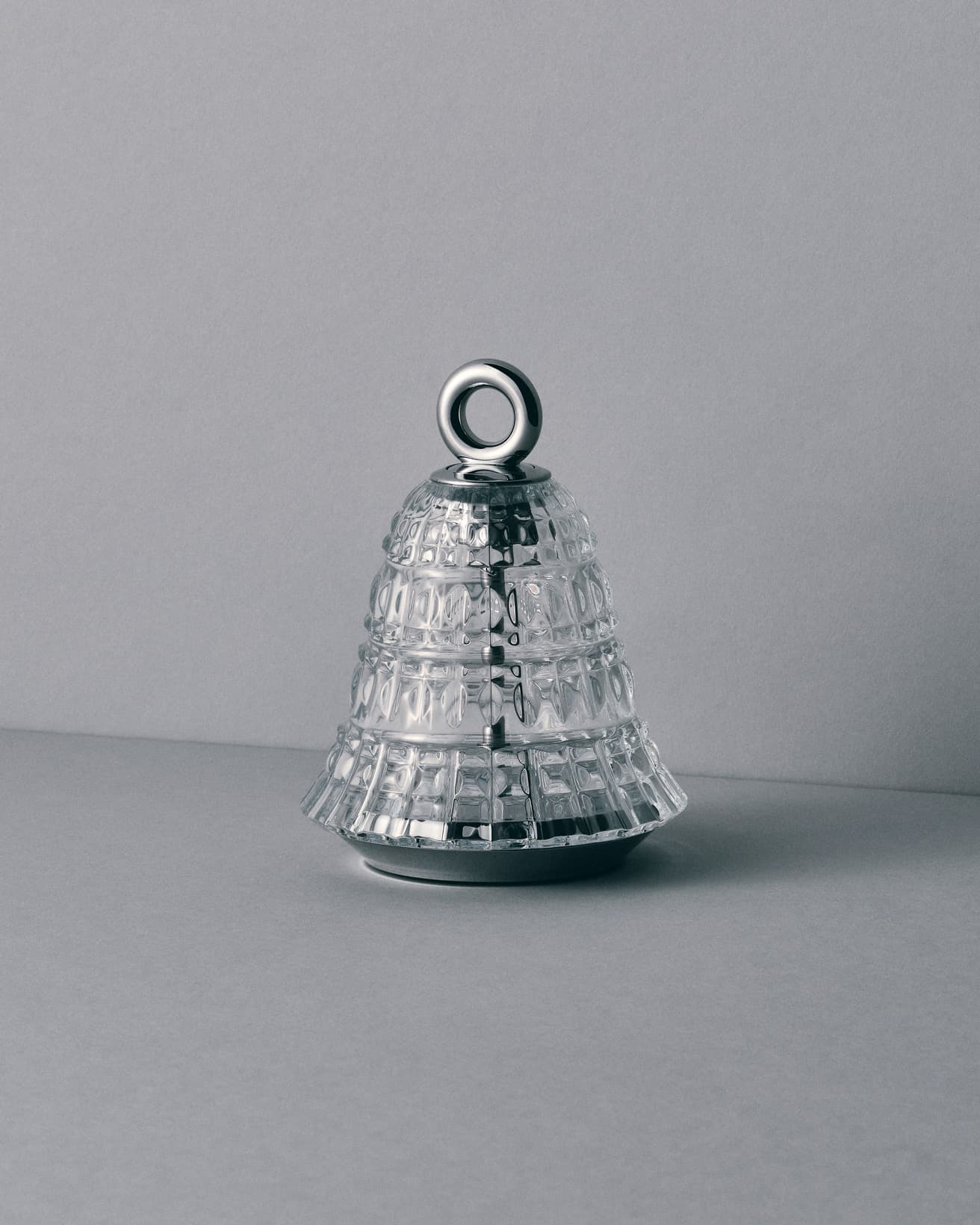 日中の消灯時でも、自然光を受けてクリスタルのカット模様が静かに輝く。