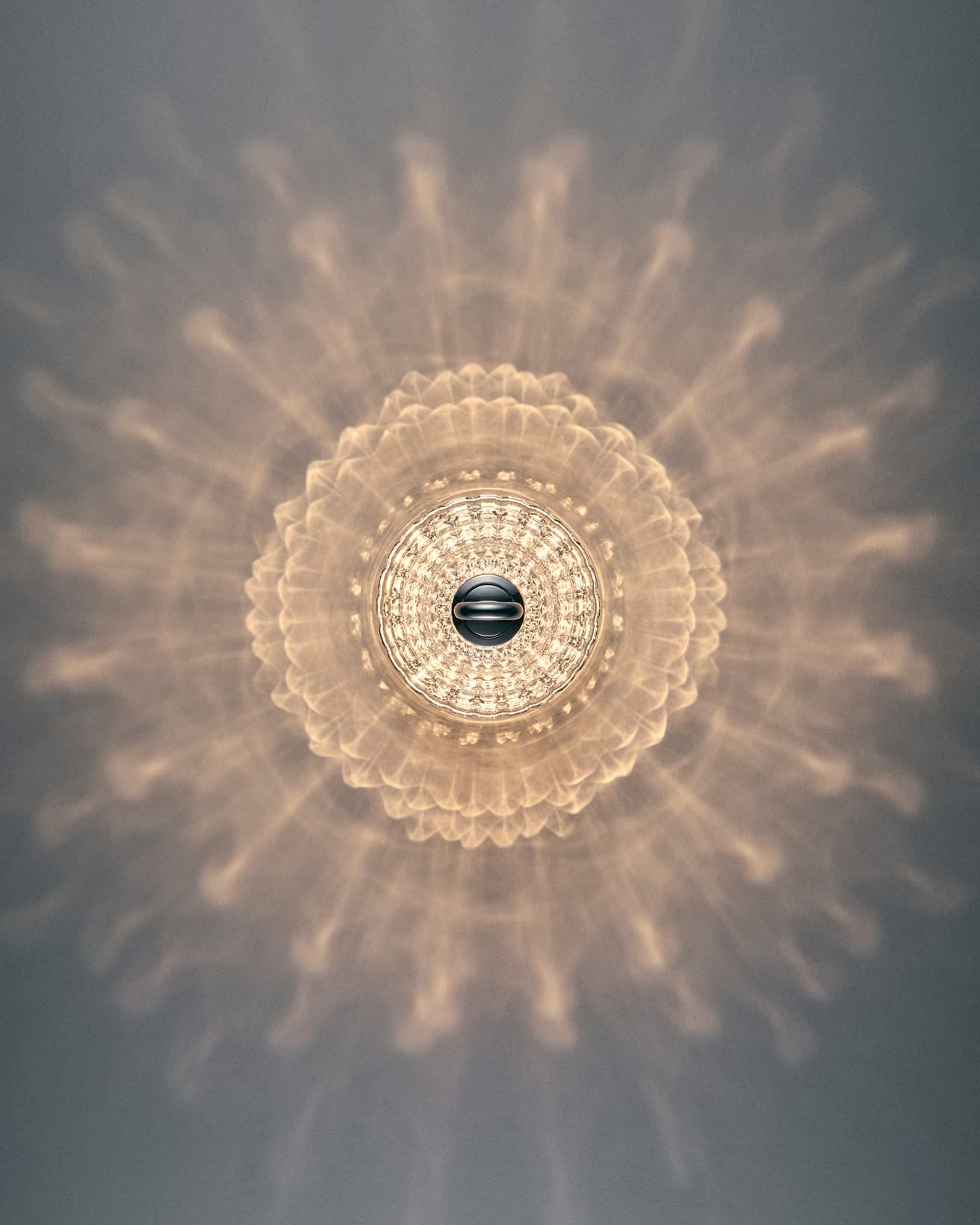 点灯時のポータブルライトを上部から眺めた様子。放射状に広がる光の輪は、まるで雪の結晶を見ているようだ。