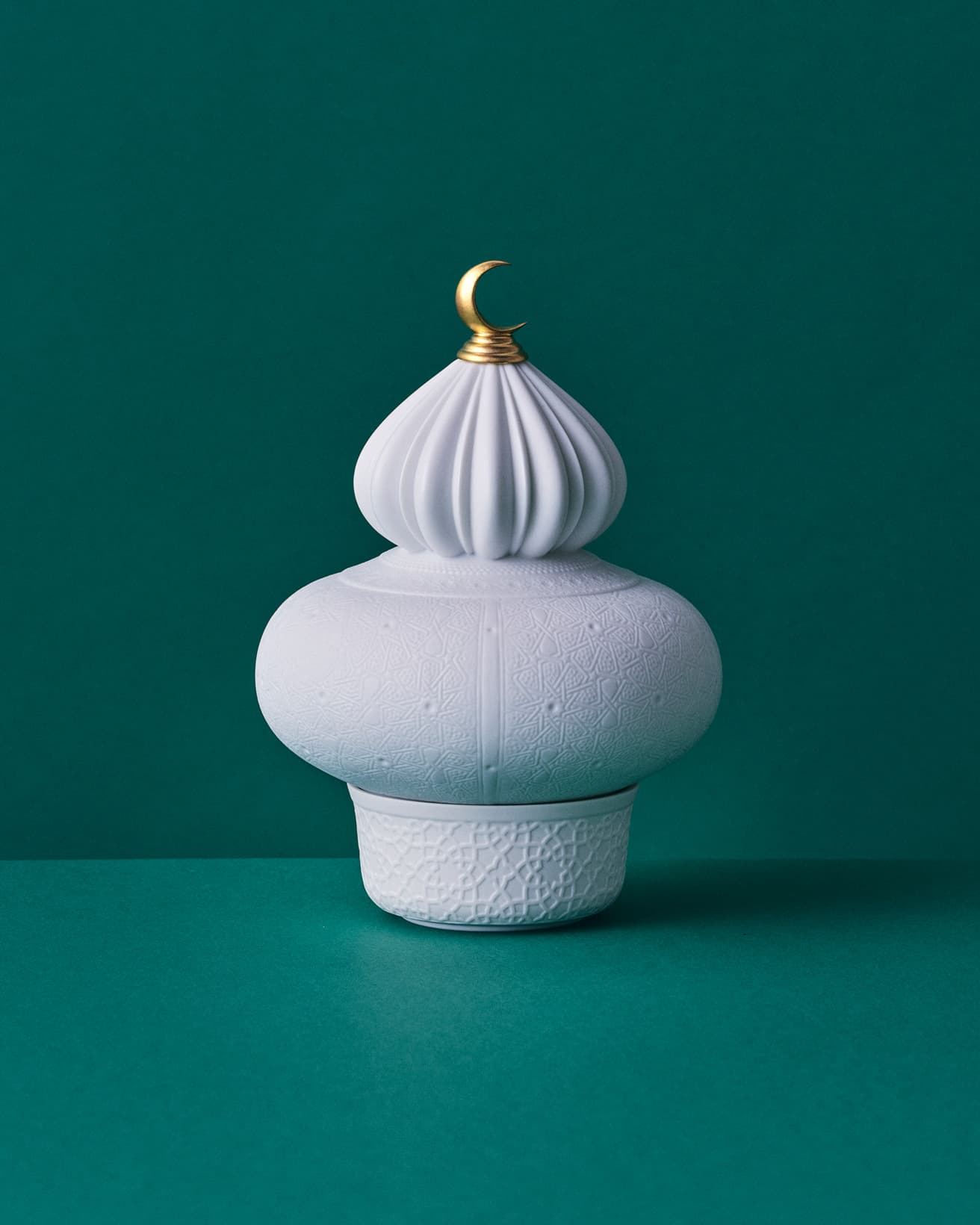 明かりを消すと艶やかな白磁が際立つ。ON/OFFは、ドーム型のシェードを手で持ち上げて操作。取扱いのちょっとした気遣いも、繊細な磁器ならでは。