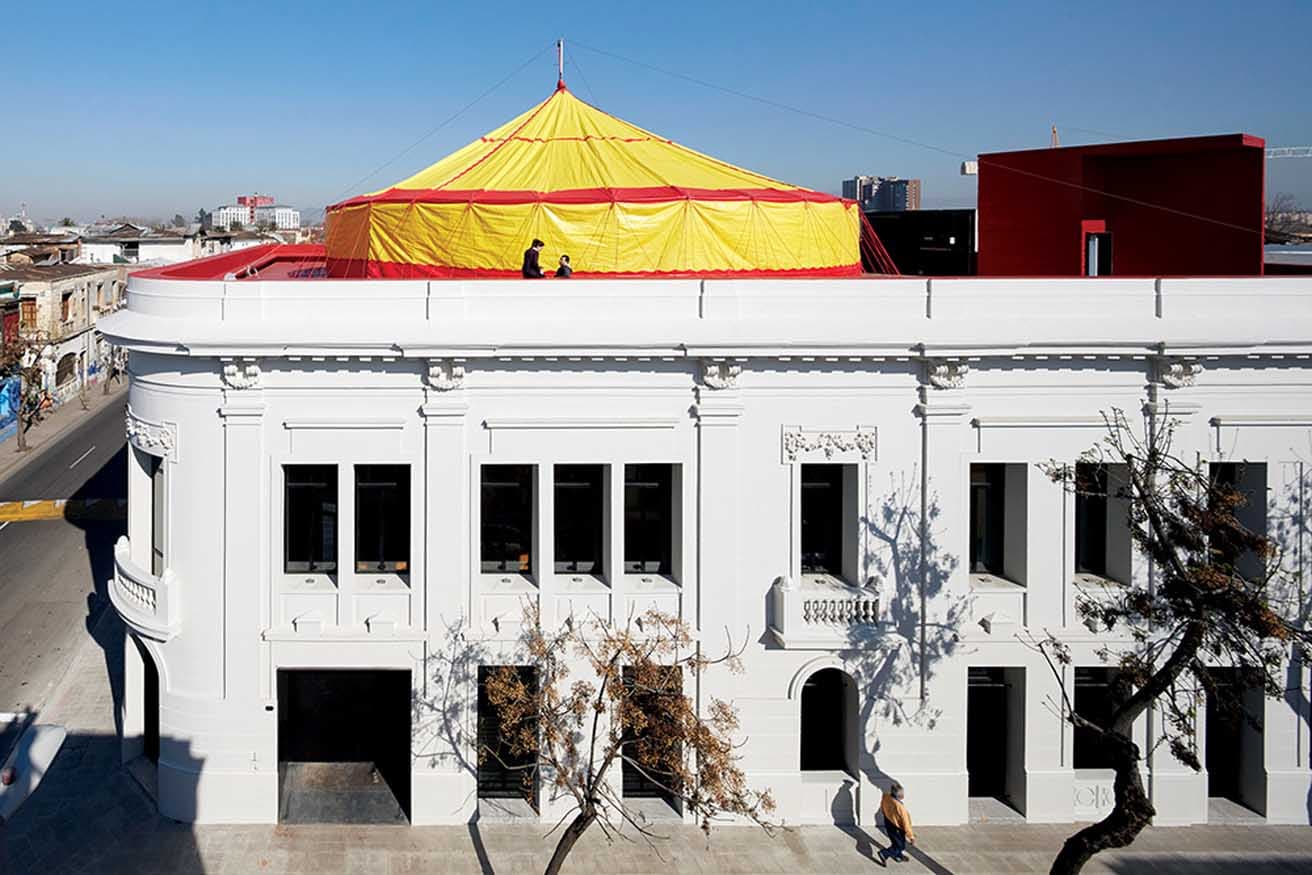 火災と地震で壊れたサンティアゴの集合住宅を、パフォーミングアートの拠点に再生した〈NAVE〉(2015年)photo_courtesy of Cristobal Palma