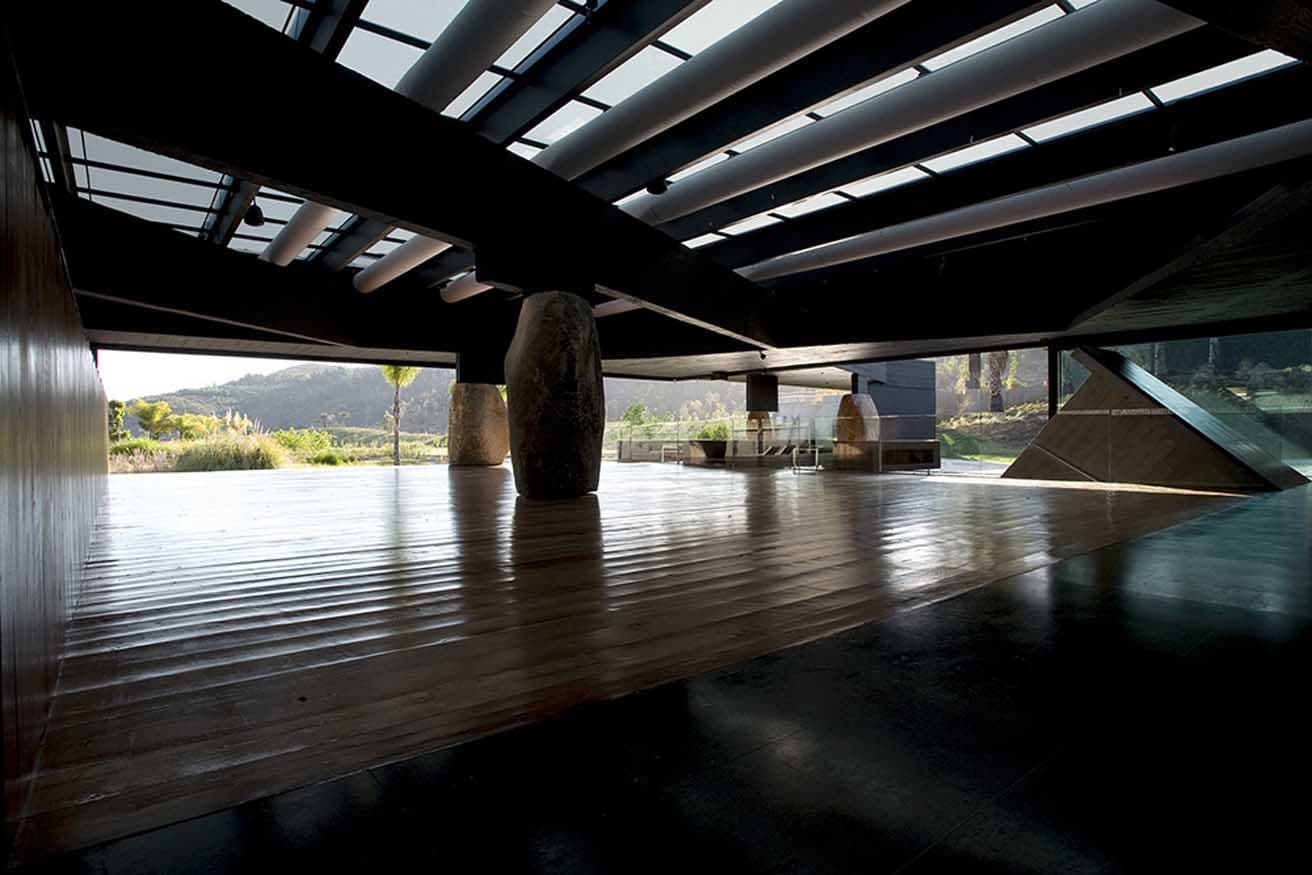 巨石が天井を支える、サンティアゴのレストラン〈Mestizo〉(2007年)photo_courtesy of Gonzalo Puga