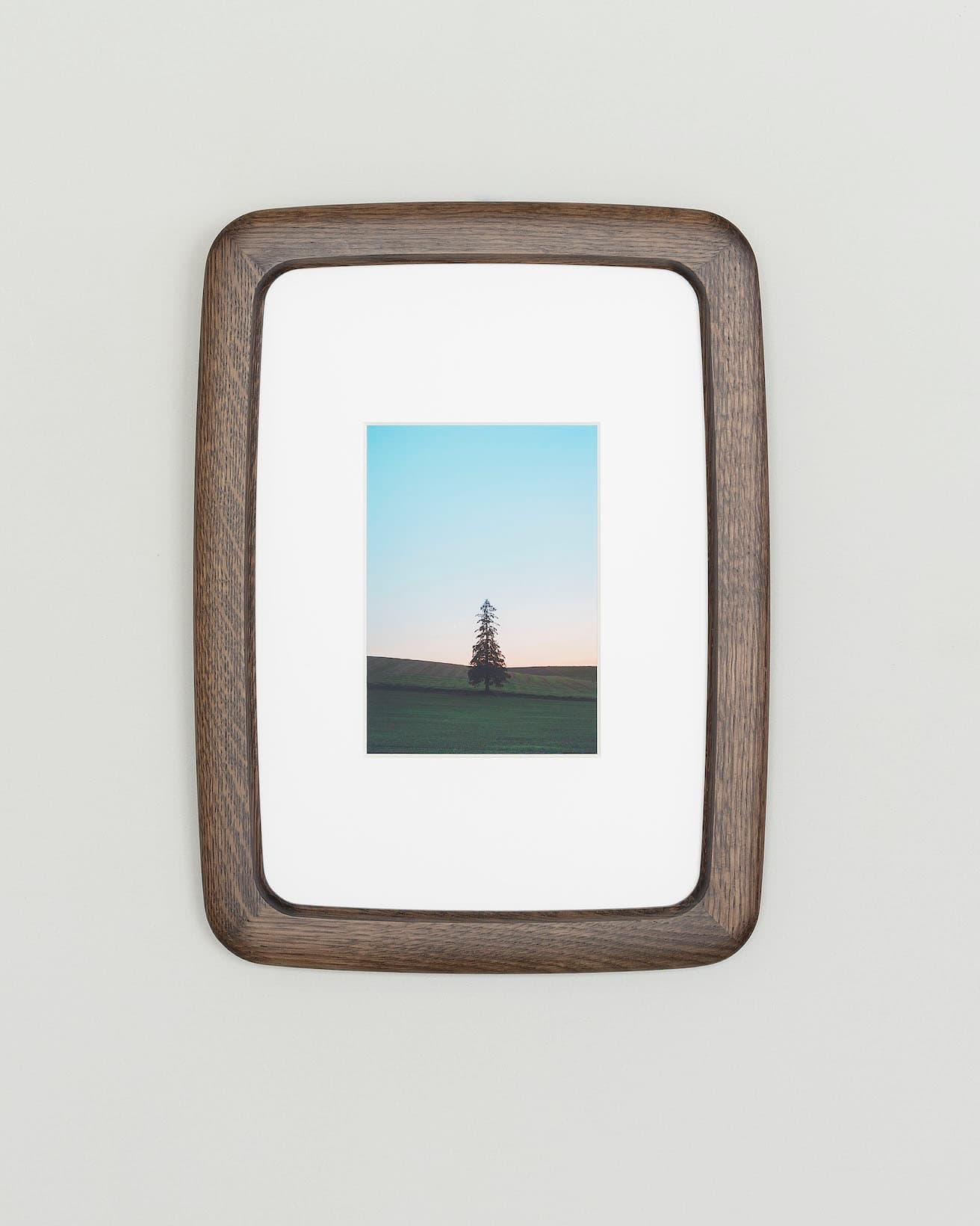 2022年に〈カリモク家具〉に登場した塗装色「スモークドオーク」。