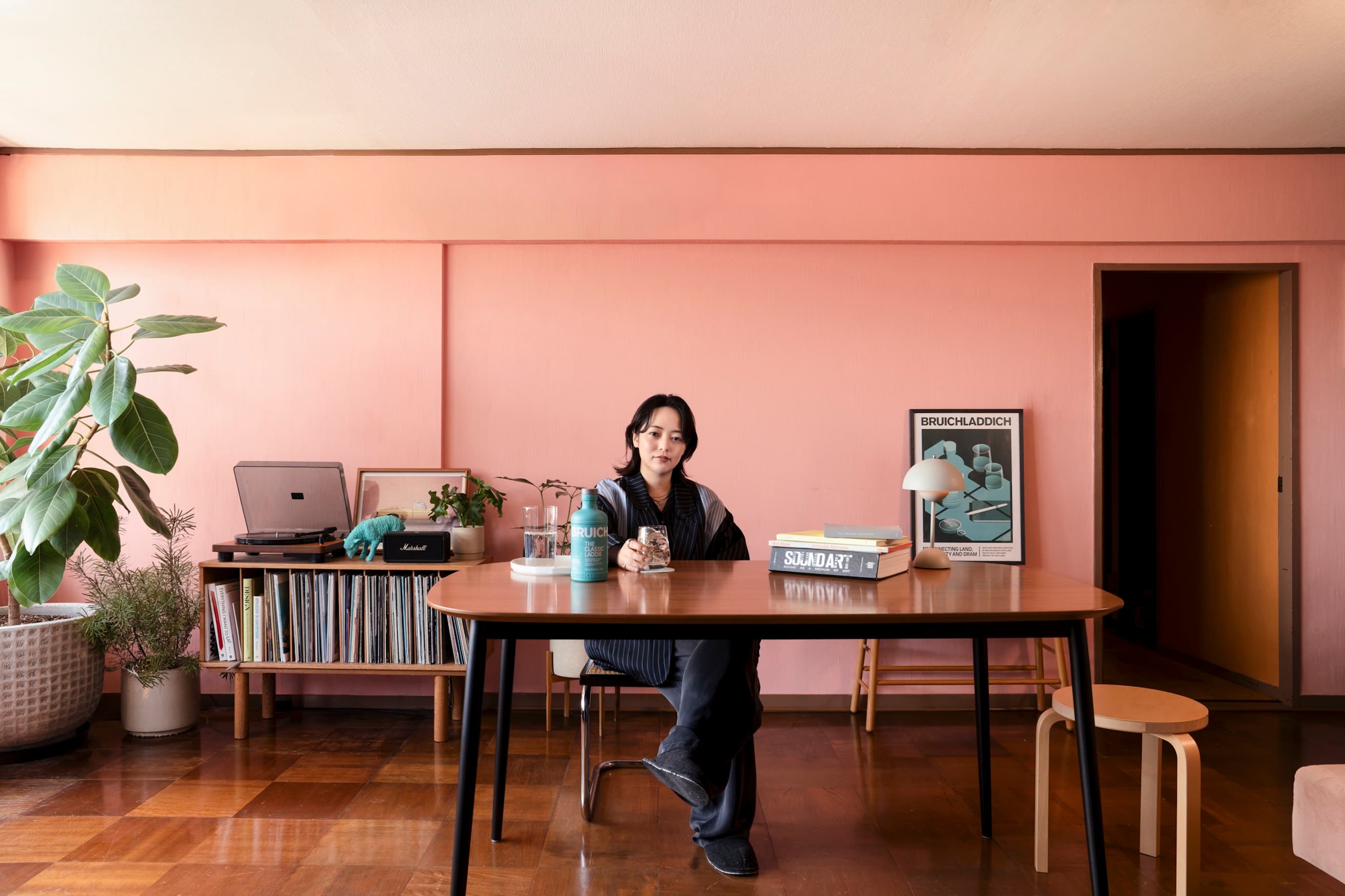 Licaxxxの休日は、アイラの風をまとったウイスキー〈ブルックラディ ザ・クラシック・ラディ 10年〉と。