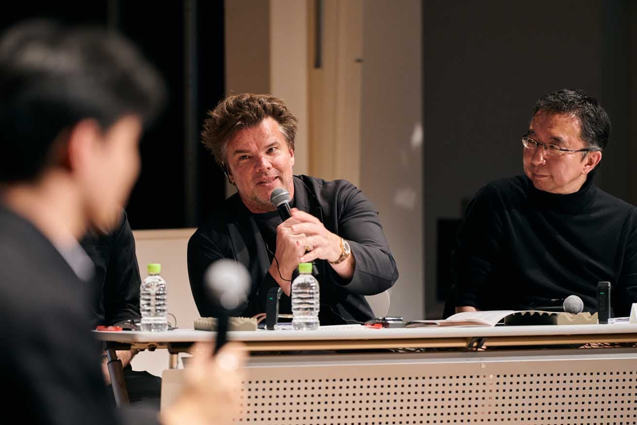 質疑応答の様子。ビャルケ・インゲルス(中)、藤本壮介(右)。