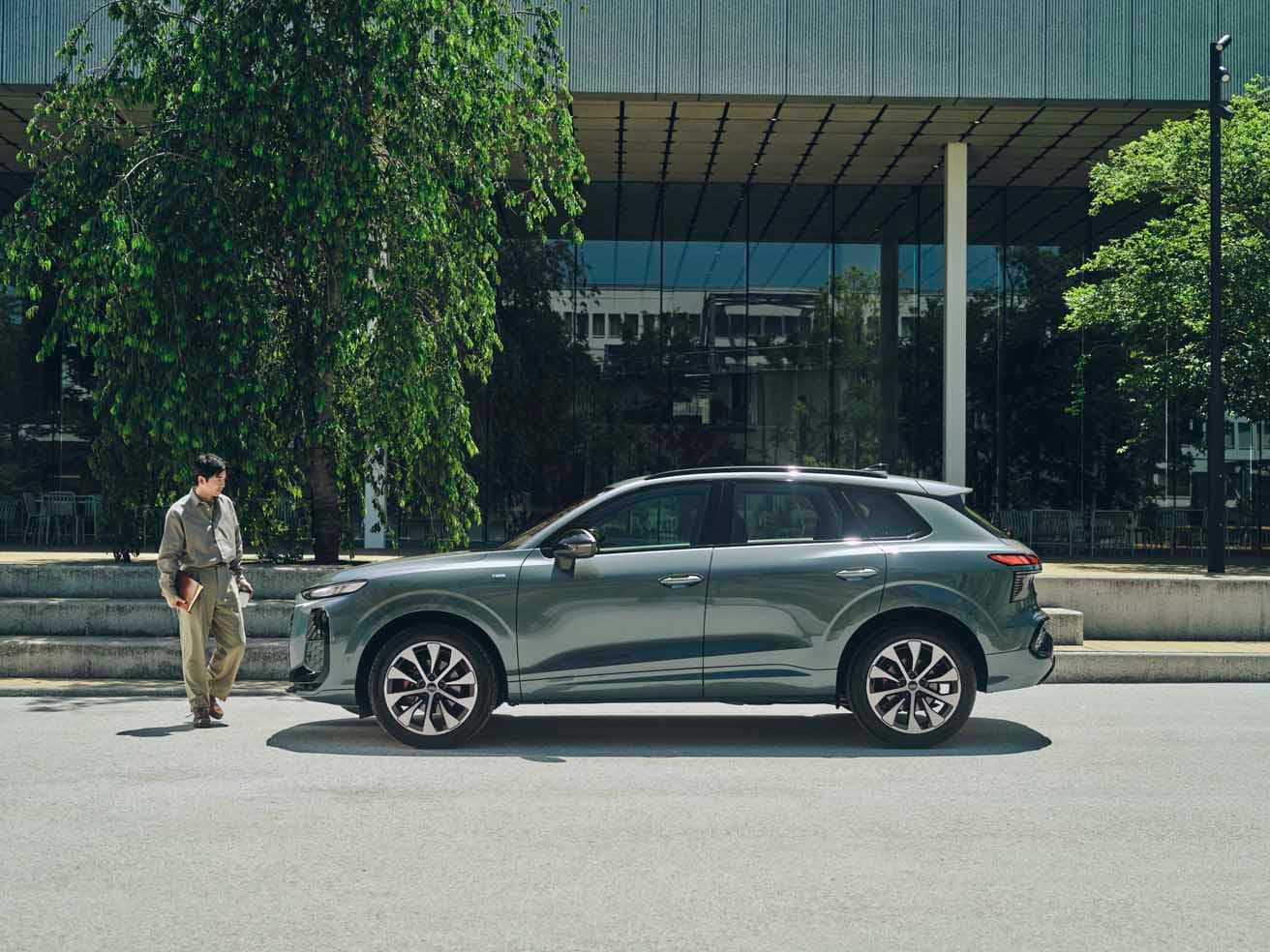 新型《アウディ Q3》。立体的に張り出したフェンダーや伸びやかなショルダーラインがSUVらしい力強さを物語るサイドビュー。