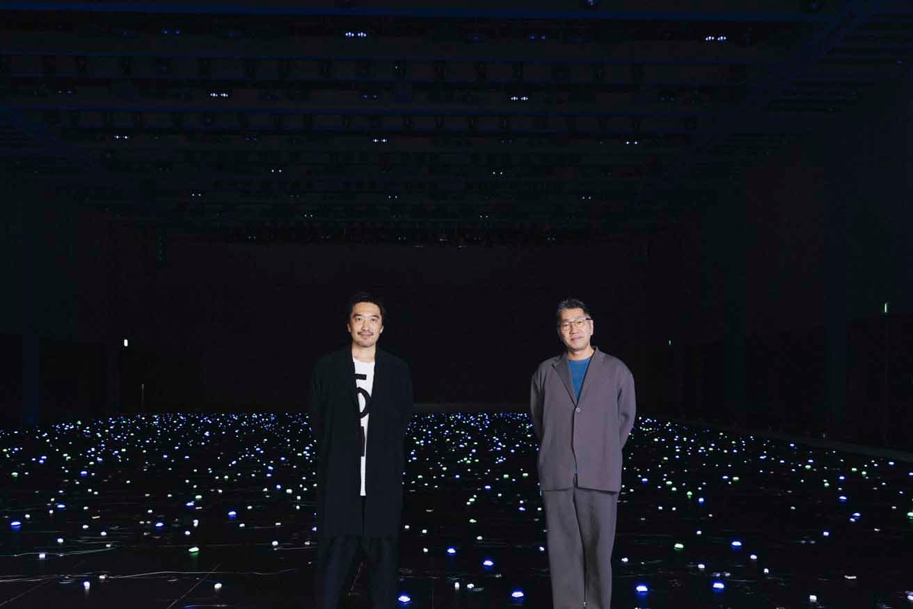 「時の海 - 東北」実証実験が行われている〈日本橋三井ホール〉にて、宮島達男、田根剛(左)。