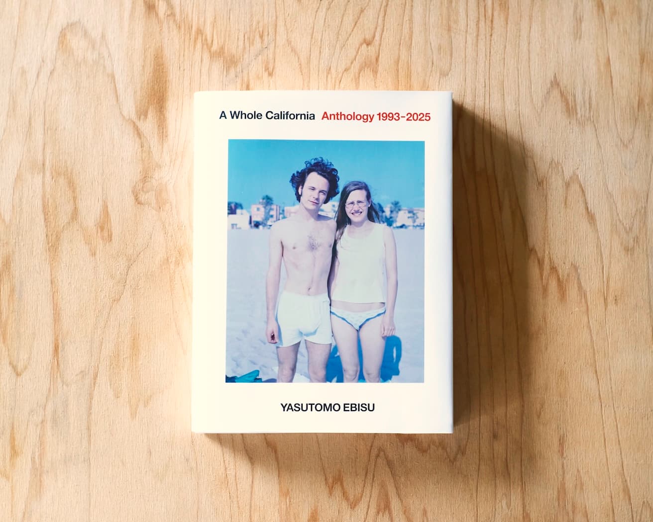 『A Whole California Anthology 1993-2025』のカバーは、1993年にロングビーチで撮った一枚。戎康友のシグネチャーともいえるフレーミング。