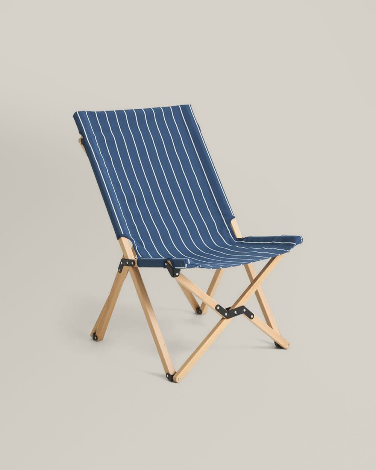 「Jasper Morrison Shop」とHAYのコラボによる、屋外フォールディングチェア。