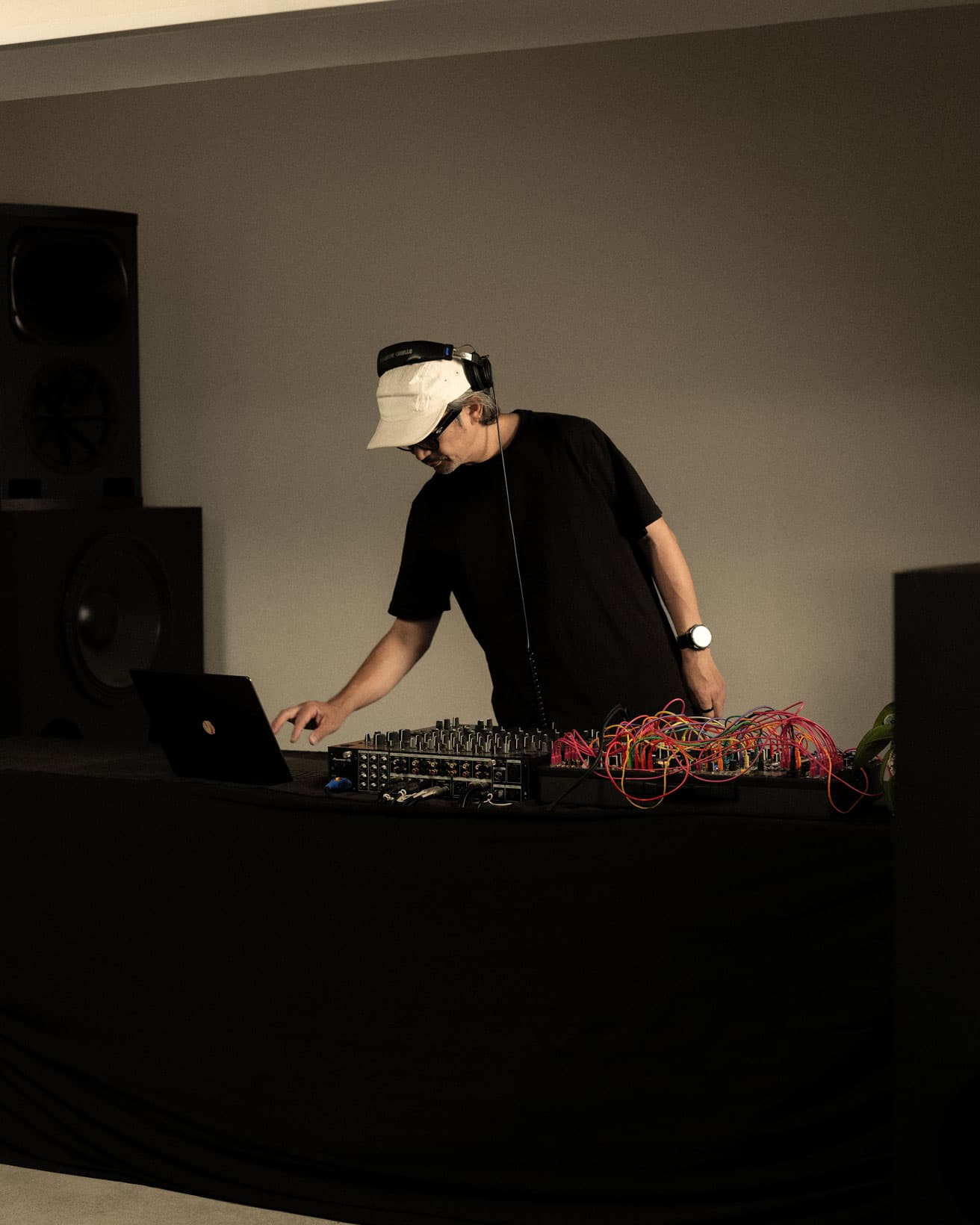 真鍋大度(Studio Daito Manabe / sonicPlanet / Rhizomatiks)の《Timber / Timbre》。