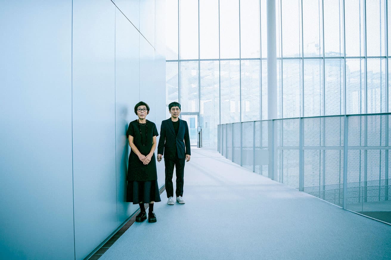 〈サナア〉。妹島和世と西沢立衛が1995年に設立した建築家ユニット。透明感のある開放的な空間は世界的に評価が高い。〈金沢21世紀美術館〉〈ニューミュージアム〉をはじめ、ルーヴル美術館別館〈ルーヴル・ランス〉など、世界各地で美術館を設計する。