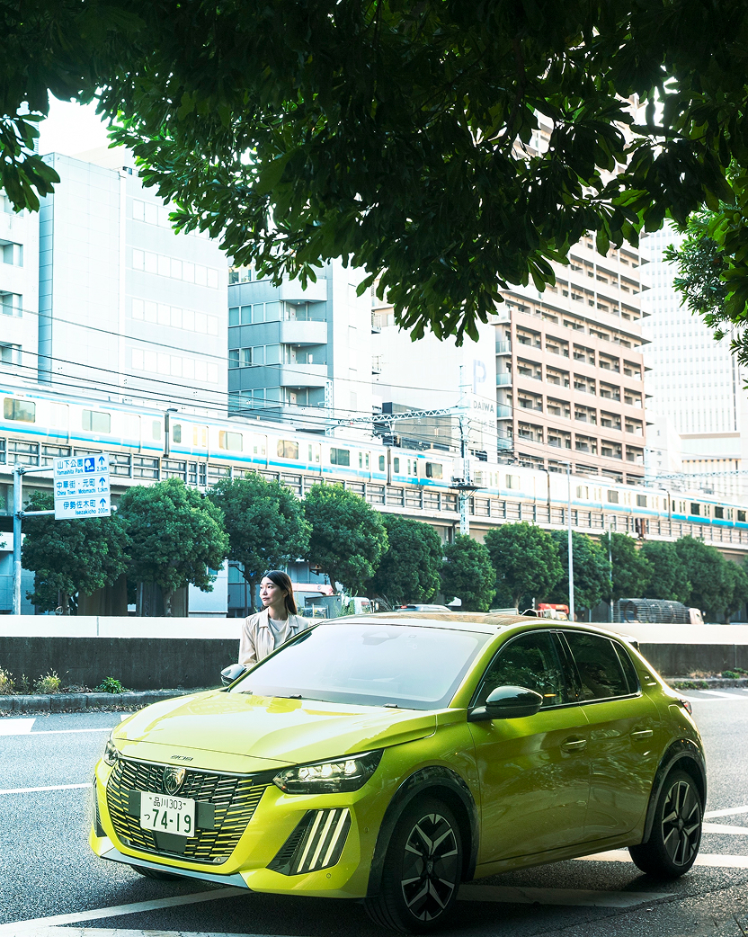 「プジョー 208」で街と海を行き来する。松本有未さんの車のある生活。